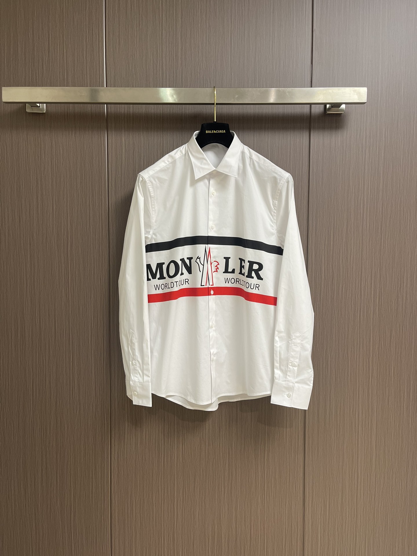 NO:144883,Moncler 2025SS chest logo printed shirt, unique logo pattern, comfortable fabric, soft and soft, soft and skin-friendly, excellent texture, close-fitting and comfortable wearing, meticulous cutting, comfortable sleeve outline, comfortable movement!  The hem is exquisitely crafted, high-density stitching, and simple and fashionable design style, allowing every man to freely travel between business and leisure, which can inspire men's charm. Size S-XXL S S shoulder width 44 bust 100 Clothes 73 Sleeve length 62 M Sleeve width 45 bust 104 Clothes 74 Sleeve length 63 L Sleeve width 46 Bust 108 Clothes 75 Sleeve length 64 XL Sleeve width 47 bust 112 Clothes 76 Sleeve length 65 XXL Sleeve width 48 Bust 116 Clothes 77 Sleeve length 66, christian louboutin,shirts,alexander wang19860909Moncler 2025SS胸前logo印花衬衫,独到的logo图案,舒适面料,手感柔软柔和,柔软亲肤,质感超棒,穿着贴身舒适,精心的车工和高新技术裁剪,舒适袖部轮廓,活动自如！下摆做工精致,高密缝线工艺,简约时尚的设计风格,让每个男士都能自由穿梭在商务与休闲之间,更能激发男士魅力.尺码S-XXL S码肩宽44胸围100 衣长73 袖长62 M码肩宽45胸围104 衣长74 袖长63 L码肩宽46 胸围108 衣长75 袖长64 XL码肩宽47胸围112 衣长76 袖长65 XXL码肩宽48 胸围116 衣长77袖长66,,christian louboutin,shirts,alexander wang,Men's clothing