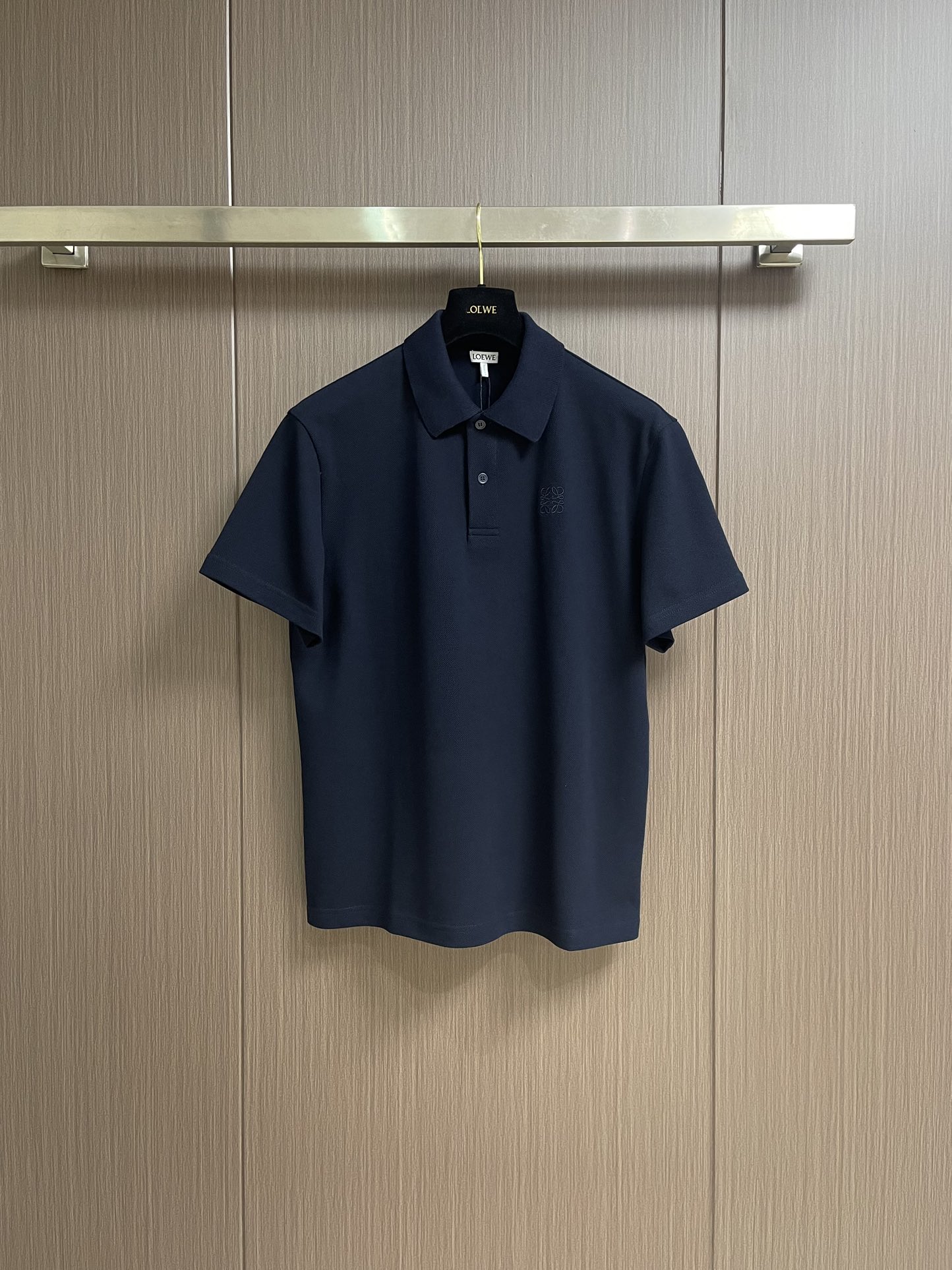 NO:144937,loewe cotton embroidery POLO shirt uses pure cotton bead cloth. Based on traditional bead cloth, thinner cotton yarn and lighter weaving technology are used. The three-dimensional weaving structure makes the fabric more elastic and not easy to deform and wrinkle. The rib knitting process uses rib knitting technology to make the neckline naturally stretchable, adapt to different neck curves, avoid tightness and looseness, and wear more comfortable. The chest is made of advanced computer control system and precise mechanical parts. The overall thread is straight and delicate, the fabric is comfortable and soft, and the color is consistent and there is no color difference. It can be matched with the same style to create a fashionable shape. It can be customized for various occasions, customize auxiliary materials, complete three standards, and the same style for men and women!  Size S-XL, loewe, alexander wang19860909loewe 棉质刺绣POLO衫 采用纯棉珠地布,在传统珠地布基础上,采用更细的棉纱和更轻薄的编织工艺.立体编制结构使面料更具弹性,不易变形和起皱.以羊毛为主要原料通过罗纹针织工艺使领口具备自然的伸缩性,适应不同颈部曲线,避免紧绷和松垮,穿着更舒适.胸口处通过进口绣花机先进的计算机控制系统和精密的机械部件形成高精度的Anagram刺绣.整体走线平直细腻,面料舒适柔软,颜色一致无色差能与同款搭配营造时尚造型,驾驭各种场合,定制辅料,三标齐全,男女同款！尺码S-XL,,loewe,alexander wang,Men's clothing