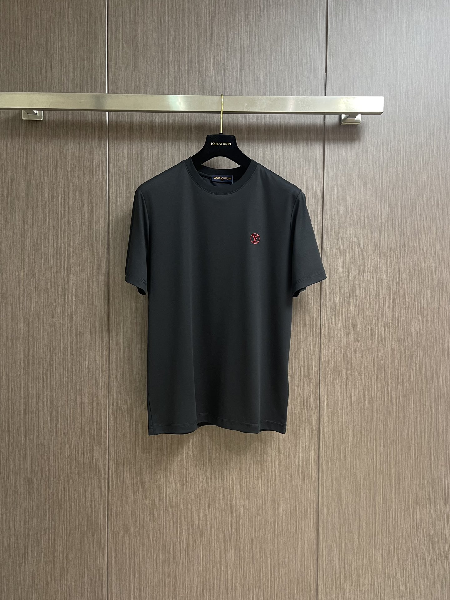 NO:144948,LV red classic badge embroidered short-sleeved T-shirt, a must-have basic item all year round, a fashionable and versatile classic T-shirt!  French luxury selection, simple, elegant and stylish short sleeves, classic red badge embroidered with small logo on the chest, simple and high-end design. Low-key without losing the luxurious texture!  . Choose delicate cotton knitted fabric, which is soft and skin-friendly, has good breathability, is comfortable and comfortable to wear, and is easy to deal with various daily scenes. The classic round neck is matched with exquisite ribs, which fits the neck lines, which is comfortable and not easy to deform. The iconic red badge embroidery on the left chest outlines the classic logo with exquisite craftsmanship, with bright colors and three-dimensionality, and the brand's luxury style and unique charm are highlighted in low-key. Size XS-L,,louis vuitton, T-shirt,tees, t-shirt,alexander wang19860909LV 红色经典徽章刺绣标短袖T恤,一年四季必备的基础款单品,时髦百搭的经典T！法式奢华臻选,简约大气又逼格满分的短袖,胸前经典红色徽章刺绣小logo点缀,简而高级的设计.低调而不失奢华质感！.选用细腻棉质针织面料,柔软亲肤,透气性佳,穿着舒适自在,轻松应对日常各种场景.经典圆领搭配精致罗纹,贴合颈部线条,舒适且不易变形.左胸处标志性的红色徽章刺绣,以精湛工艺勾勒出经典标识,色彩鲜明,立体感十足,低调间彰显品牌奢华格调与独特魅力.尺码XS-L,,louis vuitton,T-shirt,tees，t-shirt,alexander wang,Men's clothing