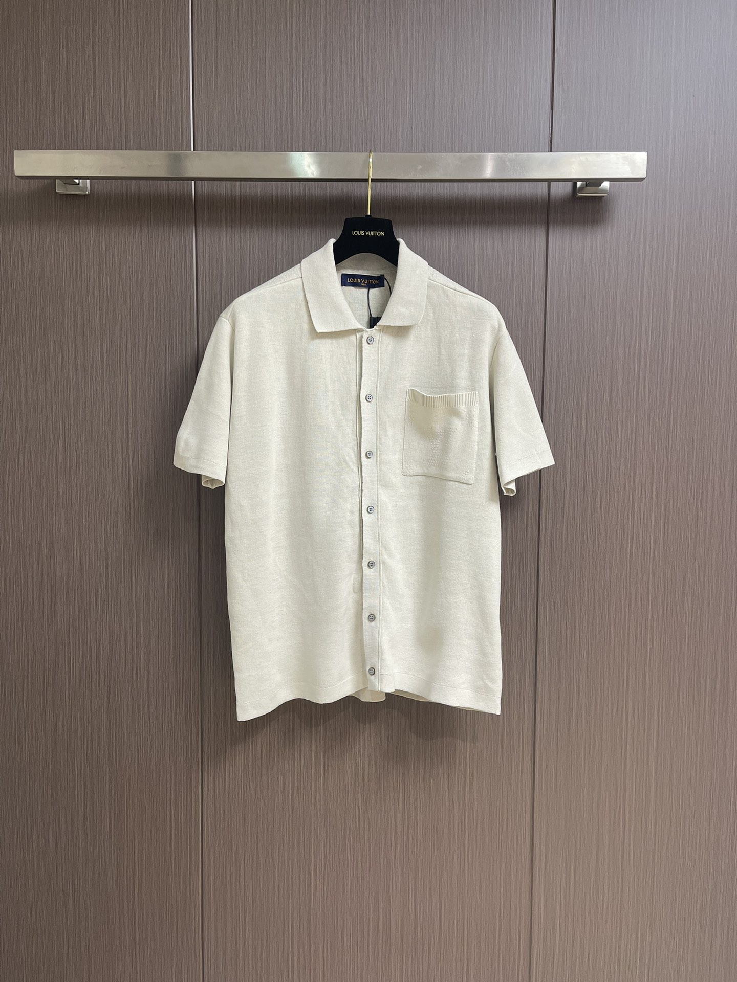 NO:144918,LV dark-patterned wool short-sleeved shirt, using 40 double-strand combed Silou spinning to the board color fixed-woven apricot grey spinning. It uses imported 16 knitting machine to make double-sided plain jacquard lycra craftsmanship, with soft washing water on the ready-to-wear, the overall line is straight and delicate, the fabric is comfortable and soft, the color is consistent and there is no color difference. It can be matched with the same style to create a fashionable shape, control various occasions, customize auxiliary materials, complete three standards, the same style for men and women!  Size S-M-L, louis vuitton,shirts,T-shirt,alexander wang19860909LV 暗纹毛织短袖衬衫,采用40支双股精梳赛络纺纱对板色定织杏灰色纺纱.采用进口16针织机对板做双面平纹提花莱卡工艺,成衣加柔洗水,整体走线平直细腻,面料舒适柔软,颜色一致无色差 能与同款搭配营造时尚造型,驾驭各种场合,定制辅料,三标齐全,男女同款！尺码S-M-L,,louis vuitton,shirts,T-shirt,alexander wang,Men's clothing