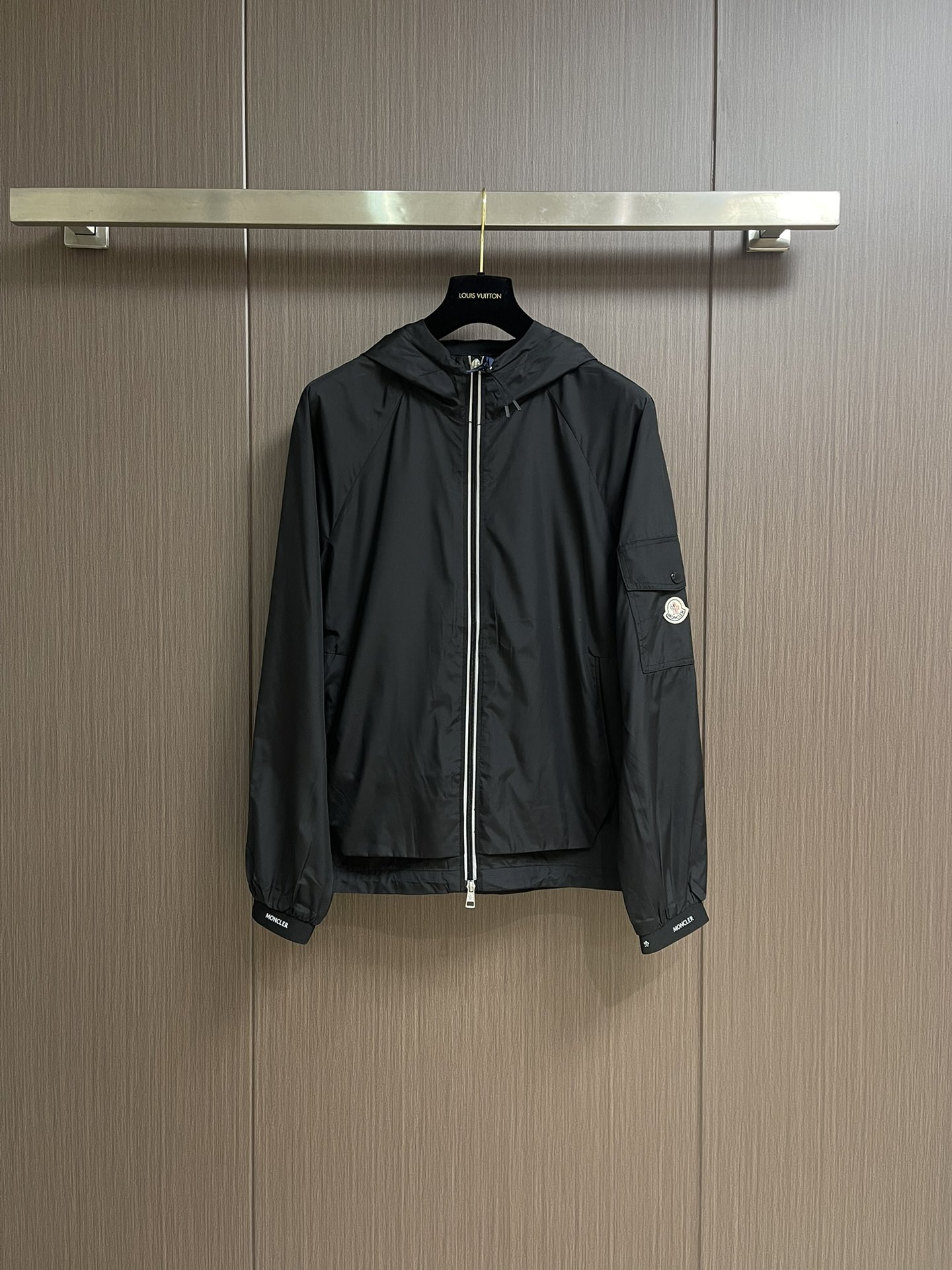 NO:144895,Moncler sleeve pocket hooded jacket jacket, the product is made of fine and soft fabric made of polyester fiber, which is delicate in texture, has good warmth and breathability. The fine fabric structure makes it more wear-resistant and washable. The visual draping feeling of ready-to-wear is hard to wrinkle, and can maintain good aesthetics. The product uses precise tailoring to make the ready-to-wear to form a close shoulder and chest. There is also a flip pocket on the left sleeve and arm, which is closed with a hidden buckle to increase its practicality. The arm bag is decorated with the brand's iconic LOGO, making it more recognizable. Flat beef tendon cuffs are paired with cuff snap adjustment straps, and two bottom buckles on the front and rear. The position that fits the wrist or comfort according to needs can be adjusted according to needs. Size 48-56, christian louboutin, jackets & coats, jackets & coats, hats, alexander  wang19860909Moncler 袖臂口袋连帽夹克外套,产品选用聚酯纤维制成的细密柔软面料,其质地细腻,具有良好的保暖效果,同时兼具透气性.细密的面料结构使其更具耐磨性,耐洗性.成衣视觉上面垂坠感好不易褶皱,能保持良好的美观性.产品通过精准的剪裁,使成衣形成贴身的肩部与胸部.左边袖臂处也设有翻盖口袋,暗扣开合,增加其实用性.臂袋面饰有品牌标志性LOGO,使其更具辨识度.扁牛筋收袖口,搭配袖口按扣调节带,配以前后两颗底扣.可根据需求调整贴合手腕或舒适度的位置.尺码48-56,,christian louboutin,jackets & coats,jackets & coats,hats,alexander wang,Men's clothing