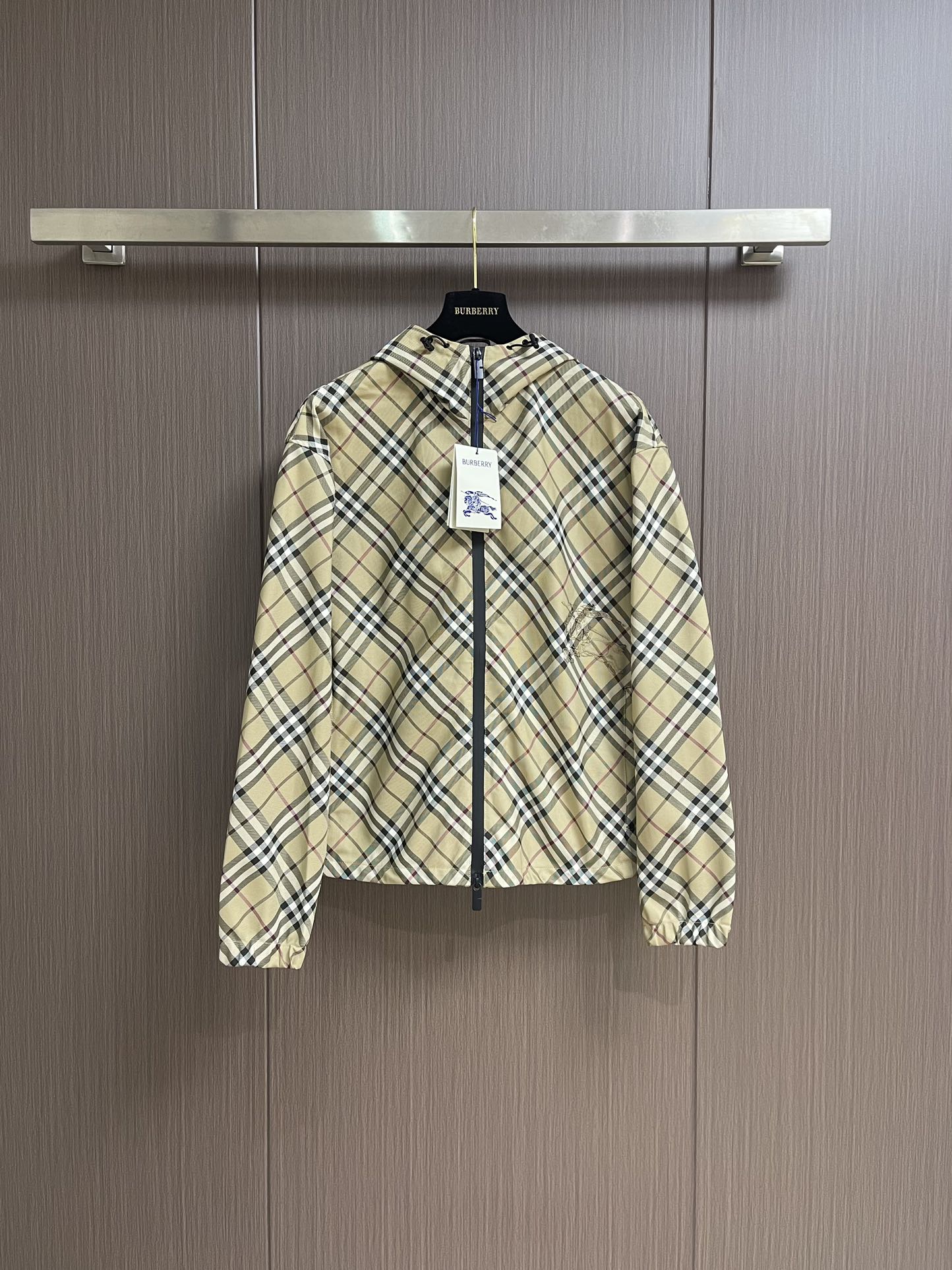 NO:144915,Burberry twill single-sided jacket hooded jacket, paired with drawstring hoods, presenting a casual style, without obvious waist-hugging or expansion design. Suitable for wearers of all sizes, especially men who want to create a casual and natural style. Size S-XL, burberry, jackets & coats, jackets & coats, hats, alexander wang19860909Burberry 斜纹单面夹克连帽外套,搭配抽绳连帽、呈现休闲版型,没有明显的收腰或扩张设计 适合各种身材的穿着者,尤其是想要营造随性、自然风格的男性. 尺码S-XL,,burberry,jackets & coats,jackets & coats,hats,alexander wang,Men's clothing