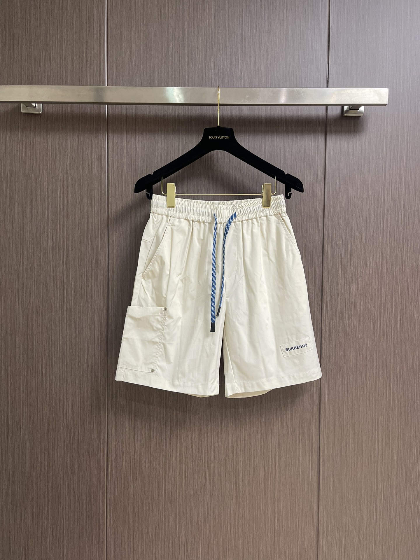 NO:144887,Burberry 2025SS summer new beach shorts, a simple but not simple style, the letter logo and contrasting waist rope webbing, simple, neat and refreshing, and the details are in place. Size 48-56, burberry, shorts, alexander wang19860909Burberry 2025SS夏季新款沙滩短裤,简约而又不简单的一款,字母logo徽标搭配撞色腰绳织带,简洁利落又清爽,细节都很到位.尺码48-56,,burberry,shorts,alexander wang,Men's clothing
