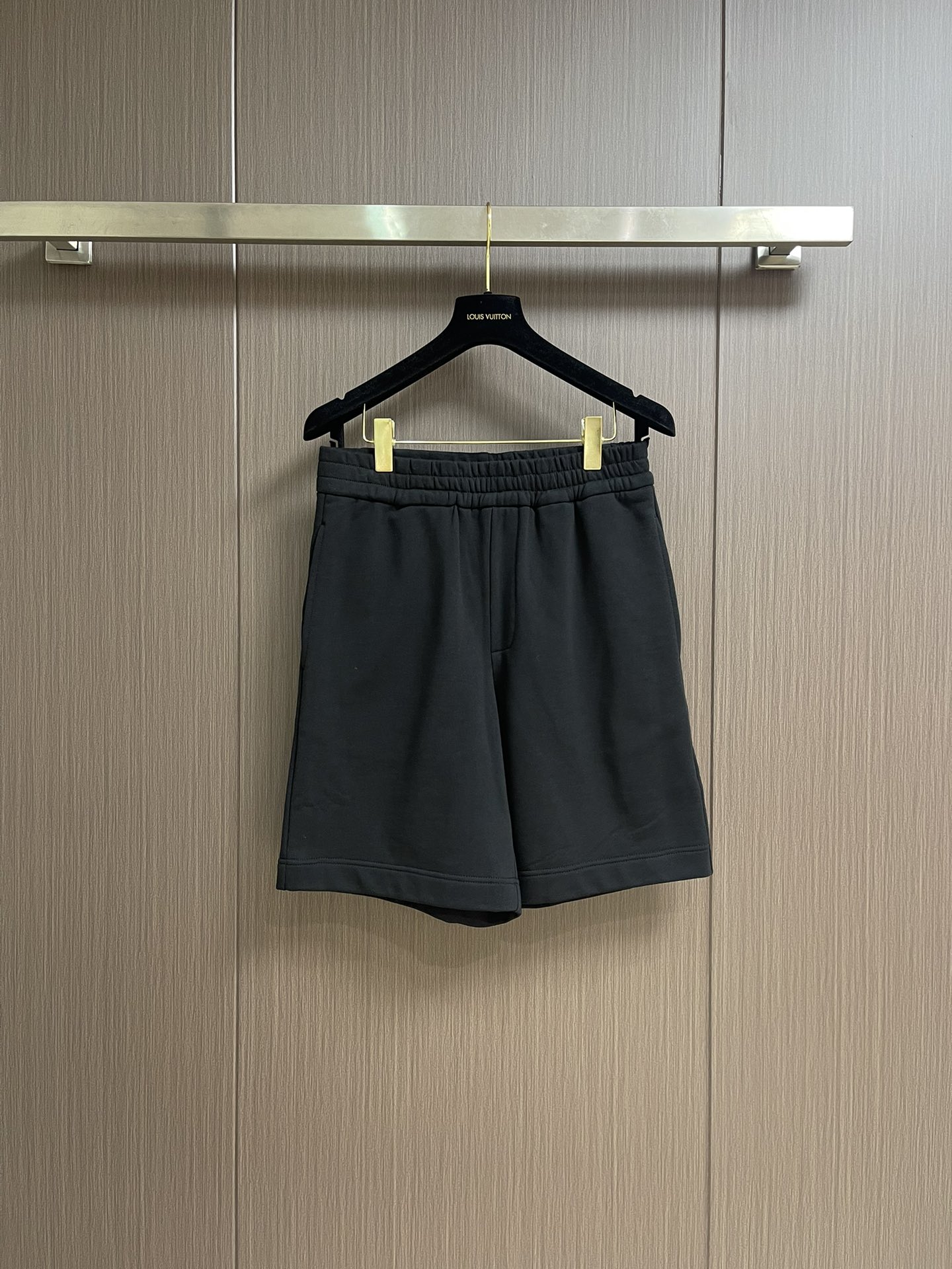 NO:144958,Burberry cotton plaid decal shorts are made of light flip cotton fabric, with cotton fiber as the main raw material. The front is a smooth cotton surface. The other side is fleece-treated to form a delicate fleece surface, which is breathable, hygroscopic and soft. The waist is designed with elastic bands and adjusted with drawstrings. The elastic band at the waist is sewn with a tight line distance, making it more firm, flat and beautiful at the same time. There are pockets on both sides, and the pocket mouth is reinforced by knotting. The edge of the back patch pocket is sewn on the breeze position by three-needle and four-line process to enhance visual aesthetics and durability. The bag body is decorated with the brand's classic plaid war horse logo decals.  This product is incorporated into BUR's classic checked equestrian knight logo, which well reflects the recognition of the product. Size S-XL, burberry, shorts, alexander wang19860909Burberry 棉质格纹贴花短裤,选用轻盈的翻面绒棉质面料,以棉纤维为主要原料,正面是光滑的棉质表面,另一面经过起绒处理,形成细腻的绒毛表面,具有透气性,吸湿性和柔软性.腰部采用松紧带设计,搭配抽绳调节,运用橡筋车缝合腰部松紧带,线距紧密,使其更加牢固、平整和美观同时兼顾良好的弹性.两侧设有口袋,运用套结工艺加固袋口.后贴袋边缘处运用嵌车三针四线工艺缝制于臀位之上,强化视觉美观度和耐用性,袋体上饰有品牌经典的格纹战马徽标贴花．这款产品融入了BUR经典的格纹马术骑士徽标,很好的体现了产品的辨识度.尺码S-XL,,burberry,shorts,alexander wang,Men's clothing