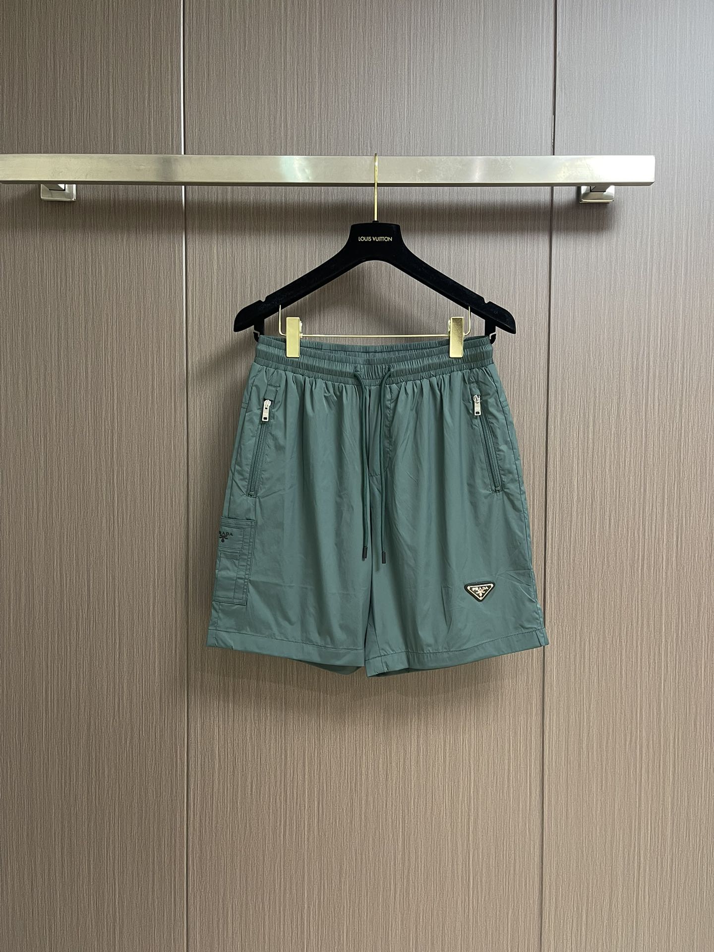 NO:144888,Prada 2025SS spring and summer new triangle nylon beach shorts, this shorts are made of high-quality fabric, soft and comfortable to touch, good breathability, and are suitable for wearing in all occasions. The elastic waist design is easy to put on and take off, adapting to different figures, and providing excellent wearing comfort. The details show high-end quality, the brand logo is low-key but luxurious, and enhances the overall temperament. Size 48-56,,prada, shorts,alexander wang19860909Prada 2025SS春夏新款三角标尼龙沙滩短裤,这款短裤采用优质面料,手感柔软舒适,透气性良好,适合各种场合穿着.松紧腰头设计,穿脱方便,适应不同身材,提供极佳的穿着舒适度.细节之处彰显高端品质,品牌标志低调而不失奢华,提升整体气质.尺码48-56,,prada,shorts,alexander wang,Men's clothing