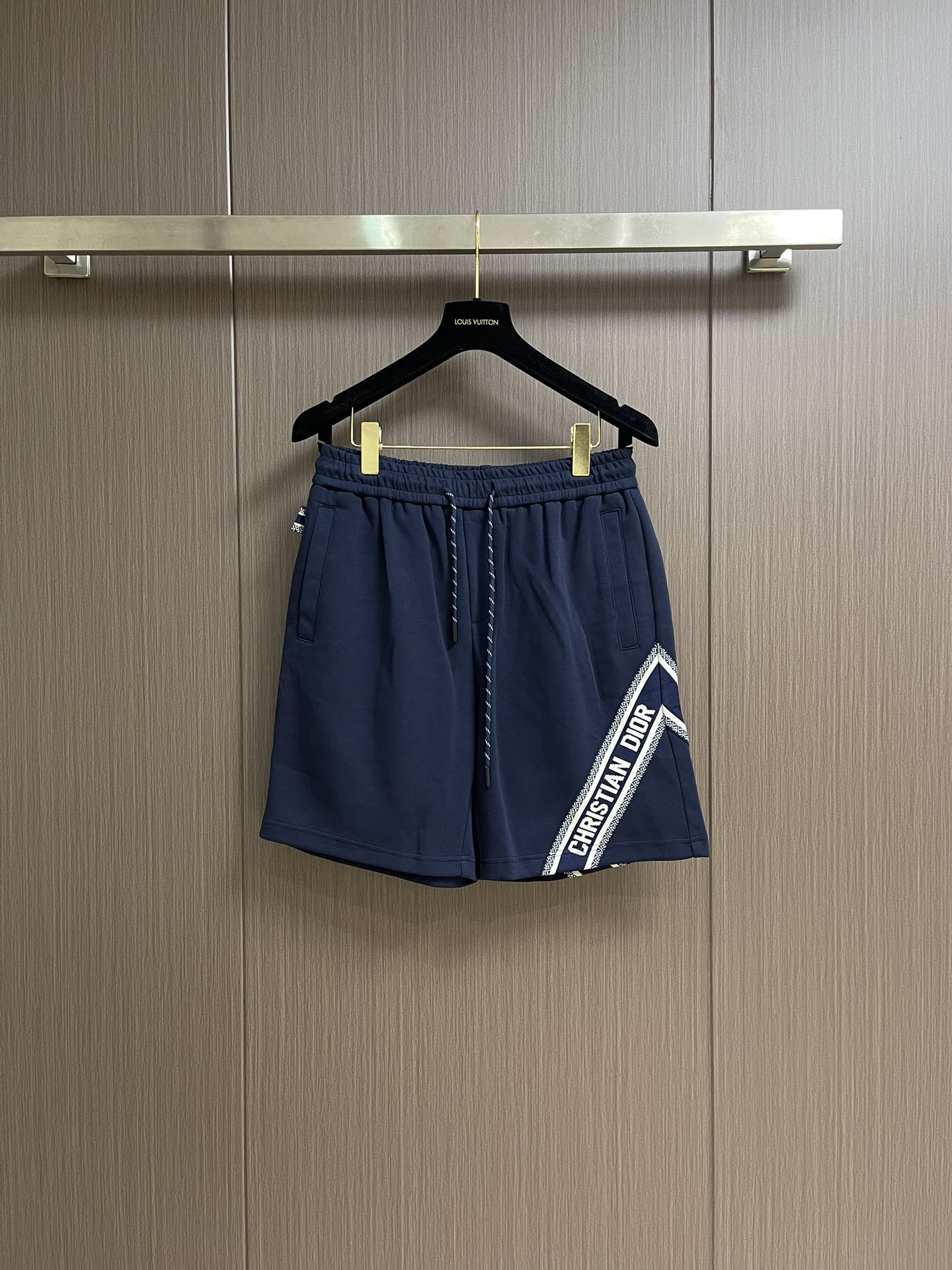 NO:144850,Dior 2025ss Spring and Summer New Casual Shorts!  Customized brand classic logo, customized fabric, excellent comfort, strong hand touch. Extremely recognizable, perfect quality craftsmanship. Size 48-56,,dior, shorts,alexander wang19860909Dior 2025ss春夏新款休闲短裤！定制品牌经典logo,定制面料,舒适度极好,手触感强烈.辨识度极高,完美品相工艺.尺码48-56,,dior,shorts,alexander wang,Men's clothing