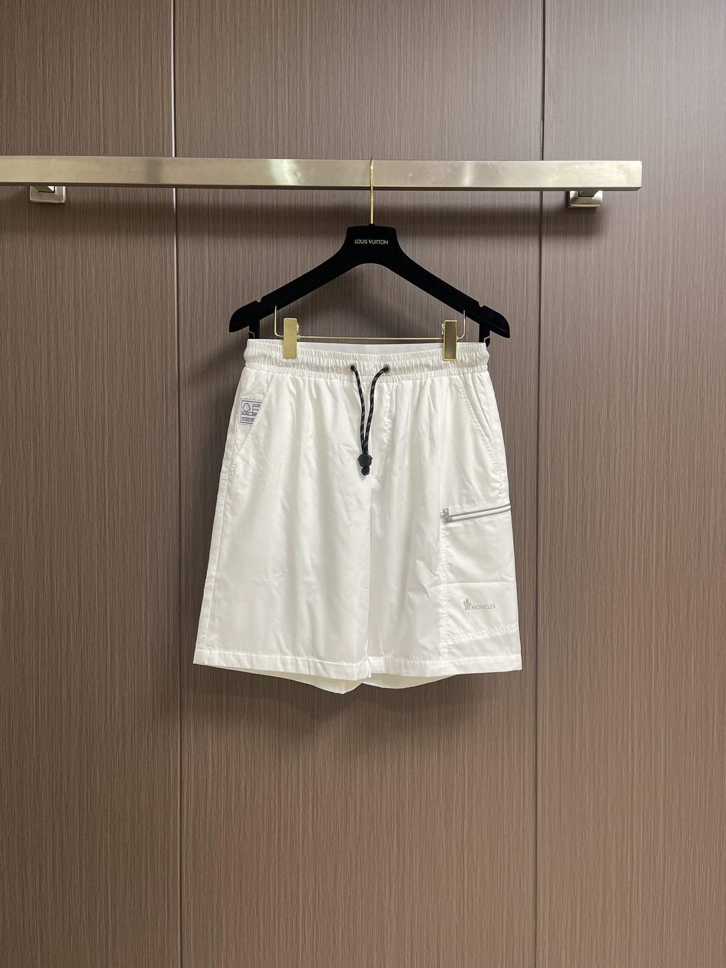 NO:144842,Moncler nylon casual shorts, another item worth catching, is suitable for men's five-point casual shorts for spring, summer and autumn!  Comfortable, breathable, not stuffy, not stuffy, it conforms to the trendy wind direction of summer trends, and the lines are even and tight!  Pure raw materials, exquisite workmanship details, absolutely perfect in quality. Size 48-56, christian louboutin, shorts, alexander wang19860909Moncler 尼龙休闲短裤,又一款值得闭眼收的单品,春夏秋三季适用的男装五分休闲短裤！舒适透气不塌不闷热,符合夏季潮流风的潮流风向,走线均匀紧密！纯原辅料,做工细节也非常精致品相绝对完美.尺码48-56,,christian louboutin,shorts,alexander wang,Men's clothing