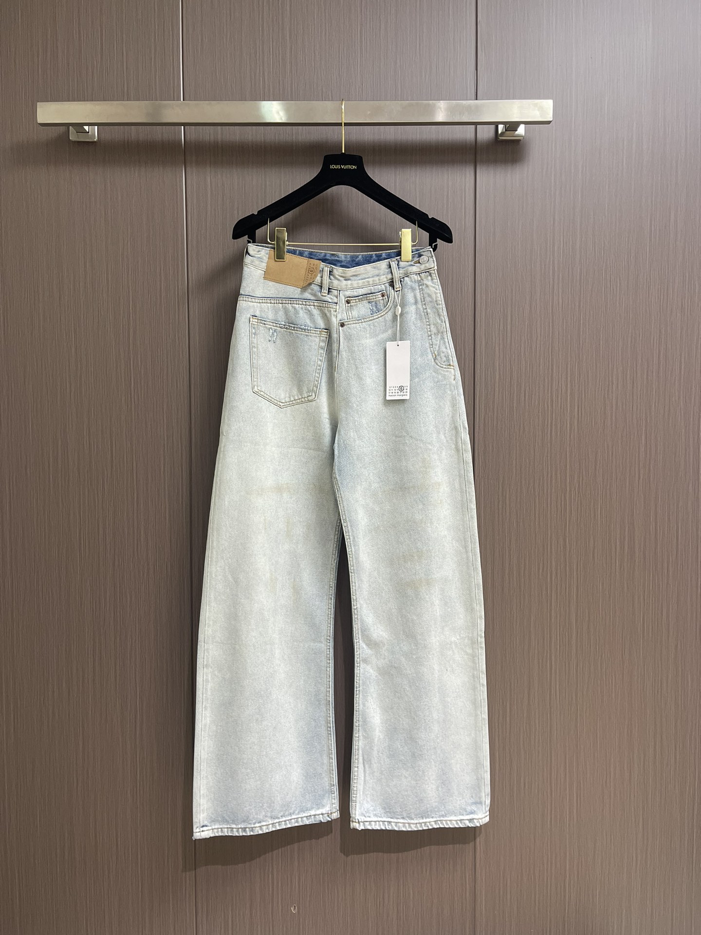 NO:144928,Maison Margiela paper-labeled old jeans, custom-made jeans with rough cotton sables. Combined with wrinkle whisker technology and gun-painting cat whisker technology, hand rubbing is preferred in specific areas to achieve natural wrinkle effect. Then use specific tools to draw the texture of the whisker shape. The holes are made of rotten edge hanging technology to rub the edges through physical wear to achieve natural razor effect. The combination of high-temperature steam and matte paper removes fiber feathers and color difference. The jeans have a unique ripped and wear effect. The overall line is straight and delicate, the fabric is comfortable and soft, and the color is consistent and has no color difference. It can be matched with the same style to create a fashionable look. It can be customized for various occasions, custom-made auxiliary materials, complete three standards, the same style for men and women!  Size S-XL, jeans,alexander wang19860909Maison Margiela 纸标做旧牛仔裤,定制纹韵牛仔粗斜棉缎 擦压皱猫须技术和枪画猫须技术结合 优先在特定区域进行手工擦制 以达到自然的皱纹效果 再用特定的工具绘制出猫须形状的纹理 破洞处采用烂边吊烂技术 通过物理磨损在边缘部分进行摩擦来实现自然烂边效果 通过高温蒸汽和磨砂纸的结合 去除纤维毛羽和色差 使牛仔裤呈现出独特的破洞和磨损效果,整体走线平直细腻,面料舒适柔软,颜色一致无色差 能与同款搭配营造时尚造型,驾驭各种场合,定制辅料,三标齐全,男女同款！尺码S-XL,,jeans,alexander wang,Men's clothing