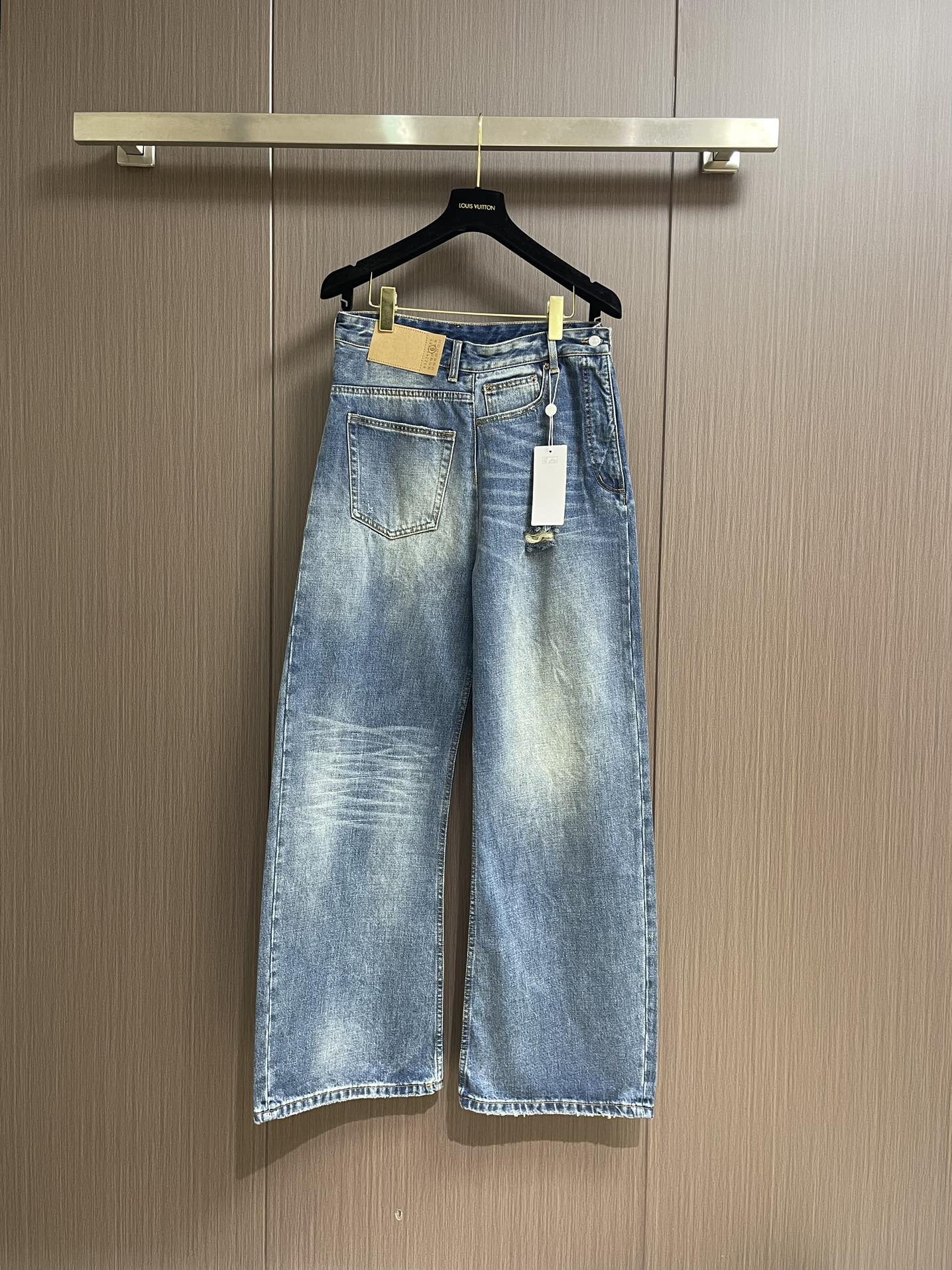 NO:144901,Maison Margiela paper-labeled old jeans, custom-made jeans with rough cotton sable texture, excellent texture, comfortable skin, awakens the fashionable soul, with a touch of deep sea-like blue, with MM6 kraft paper-cover texture as the base, with a logo at the waist, write brand beliefs, with inclusive design, interpret the infinite possibilities of dressing, design is not noisy, but in the subtle places, a walking fashion art work, combining the wiping and whisker technology with gun painting, give priority to hand rubbing in specific areas to achieve natural wrinkles, and then draw the texture of the whisker shape with specific tools. The visual effect is full, and the ripped holes are used to rub the edges through physical wear to achieve natural ripple effect through friction on the edges through the combination of high-temperature steam and matte paper, remove fiber feathers and color difference, and make the jeans have a unique ripped and wear effect, heavy washing and whitening process  Denim fabric is treated with multiple deep treatments through physical and chemical means to make the surface of the clothing appear dark, and then the denim fabric is polished by the machine to make the surface of the clothing wear. Size S-XL, masion margiela, jeans, cowhide, alexander wang19860909Maison Margiela 纸标做旧牛仔裤,定制纹韵牛仔粗斜棉缎 质感卓越 舒适贴肤 以一抹深海般的蓝 唤醒时尚灵魂 以MM6牛皮纸皮肌理为底 用腰间一抹标志 书写品牌信仰 以设计之包容 诠释穿搭的无限可能 设计不喧哗 却在细微处 一件行走的时尚艺术品,擦压皱猫须技术和枪画猫须技术结合 优先在特定区域进行手工擦制 以达到自然的皱纹效果 再用特定的工具绘制出猫须形状的纹理 视觉效果拉满 ,破洞处采用烂边吊烂技术 通过物理磨损在边缘部分进行摩擦来实现自然烂边效果 通过高温蒸汽和磨砂纸的结合 去除纤维毛羽和色差 使牛仔裤呈现出独特的破洞和磨损效果,重度洗水磨白工艺 通过物理和化学手段 对牛仔面料进行多次深度处理 使衣物表面呈现出灰暗效果 再通过机器对牛仔面料进行打磨处理 使衣物表面产生磨损效果.尺码S-XL,,masion margiela,jeans,cowhide,alexander wang,Men's clothing