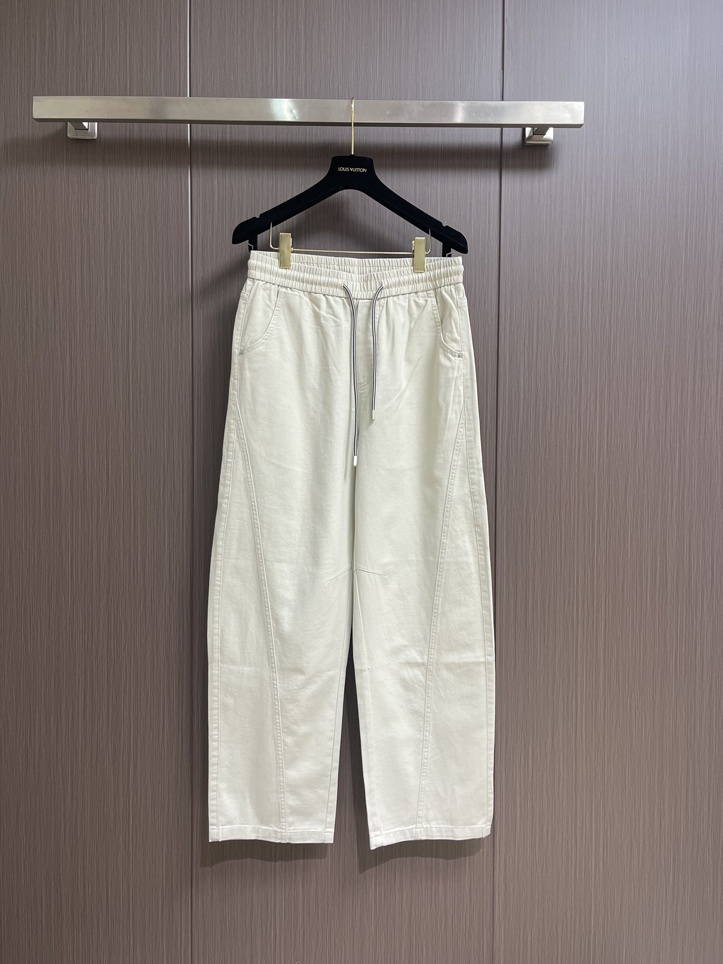 NO:144908,BV drawstring elastic waist loose thin jeans. This BV white jeans is a model of fashion and comfort. It is made of pure cotton fabric, with soft texture and excellent breathability, making wearing a pleasure. It uses classic straight-leg pants, simple and smooth lines naturally modify the leg contours, effectively covering the shortcomings of the legs, showing a casual and free temperament, and adapting to various figures. The elastic band at the waist combined with the drawstring design is not only convenient to put on and take off, but also freely adjust the elasticity and meet different wearing needs. The details show the ingenuity, and the metal drawstring head is full of texture, adding a sense of exquisiteness; the individual buttons and pocket design are unique, practical and beautiful. The exquisite stitching of the trouser body demonstrates the brand's superb craftsmanship level. Size XS-L, bottega veneta, jeans, alexander wang19860909BV 抽绳松紧腰宽松薄款牛仔裤.这条BV白色牛仔裤,是时尚与舒适兼具的典范之作.由纯棉面料打造,质地柔软亲肤,透气性极佳,让穿着成为一种享受.它采用经典直筒裤型,简约流畅的线条自然修饰腿部轮廓,有效遮盖腿部不足,展现随性洒脱的气质,适配各种身材.腰部的松紧带结合抽绳设计,不仅方便穿脱,还能自由调节松紧度,满足不同穿着需求.细节之处尽显匠心,金属抽绳头质感十足,增添精致感；个性纽扣与口袋设计,独具巧思,实用又美观.裤身的精致缝线,彰显品牌高超工艺水准.尺码XS-L,,bottega veneta,jeans,alexander wang,Men's clothing