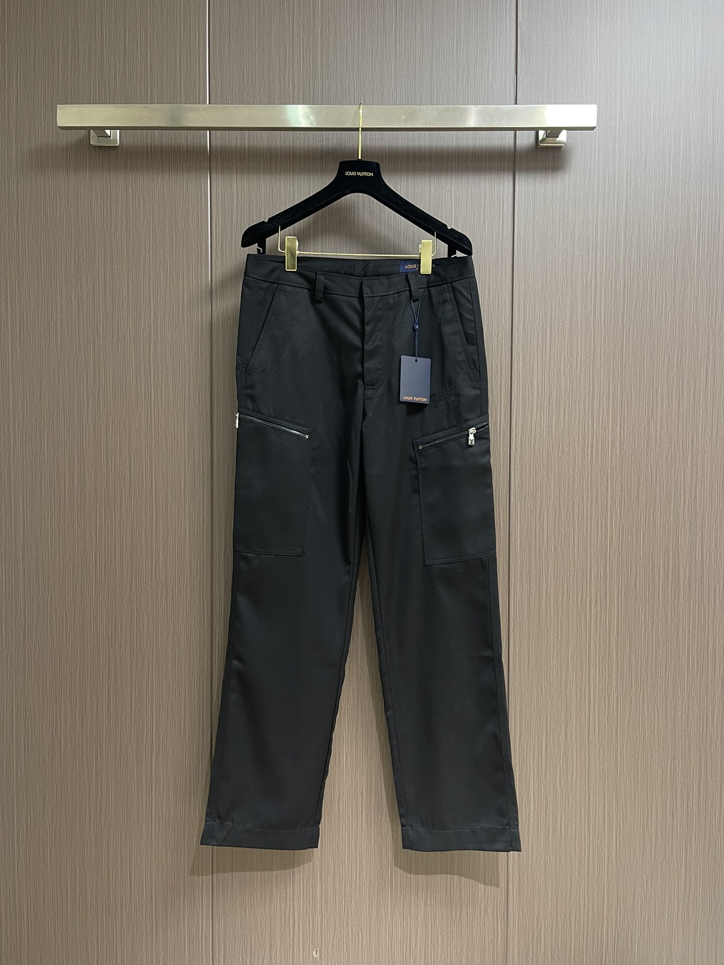 NO:144894,LV embroidered work pants, customized velvet worsted wool satin weaving, human body three-dimensional cutting, front old trousers practice, return to traditional craftsmanship techniques, through segmentation, folding, shrinking, and stretching techniques, using imported machine embroidery technology, use advanced computer control systems and precise mechanical components to realize logo embroidery operations, high precision, smooth and delicate lines, the overall line is straight and delicate, the fabric is comfortable and soft, the color is consistent and there is no color difference, and it can be matched with the same style to create a fashionable look, control various occasions, customize auxiliary materials, complete three standards, the same style for men and women!  Size 48-54, louis vuitton,alexander wang19860909LV 刺绣工装裤,定制臻绒精纺羊毛缎纹织 人体立体裁剪 前老西裤做法 回归传统工艺手法 通过分割 折叠 抽缩 拉展技术手法 采用进口机刺绣工艺 使用先进的计算机控制系统和精密的机械部件 实现标志刺绣作业 精度高 线条流畅而细腻,整体走线平直细腻,面料舒适柔软,颜色一致无色差 能与同款搭配营造时尚造型,驾驭各种场合,定制辅料,三标齐全,男女同款！尺码48-54,,louis vuitton,alexander wang,Men's clothing