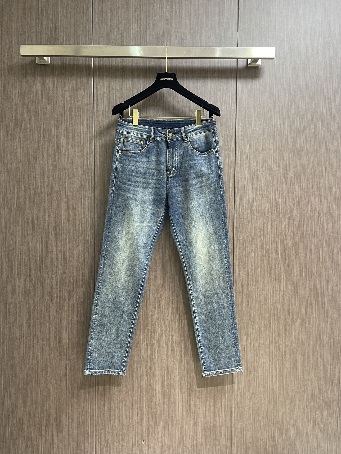 NO:144835,Prada 2025ss new blue denim cotton jeans, this model shows an innovative denim fabric made by following the concept of recycled agriculture. It is carefully crafted with cotton blended twill fabric, imported original washable micro-stretch fabric, original hardware engraving logo metal buckle, metal buttons are decorated with logo logo laser fading style retro effect cotton, classic inlaid pada iconic triangle iron mark in the pocket, which is cut in the same way as the original to create a delicate and fashionable shape. Please refer to the care instructions on the label for maintenance, extending service life. In order to maintain the product quality, please wash the reverse side, wash as little as possible, and place it flat in the ventilated area. The color of denim fabric will gradually become lighter and more distinctive. Size 29-36 has 35,, prada, jeans, alexander wang19860909prada 2025ss新款蓝色牛仔棉质牛仔裤,这款展现遵循再生农业理念制成的创新牛仔面料.采用棉质混纺斜纹面料精心制作,进口原版水洗微弹力面料,原版五金刻字logo金属扣,金属纽扣饰有logo标志激光褪色风格复古效果全棉,口袋处经典镶嵌pada标志性三角标铁标,与原版一致裁剪呈现复古效果打造精致时尚的造型,三标齐全请参照标签上的护理说明进行保养,延长使用寿命.为了保持产品品质,请反面洗涤,尽量少洗,通风处平放晾晒.牛仔面料颜色会逐渐变浅,更具特色.尺码29-36 有35,,prada,jeans,alexander wang,Men's clothing