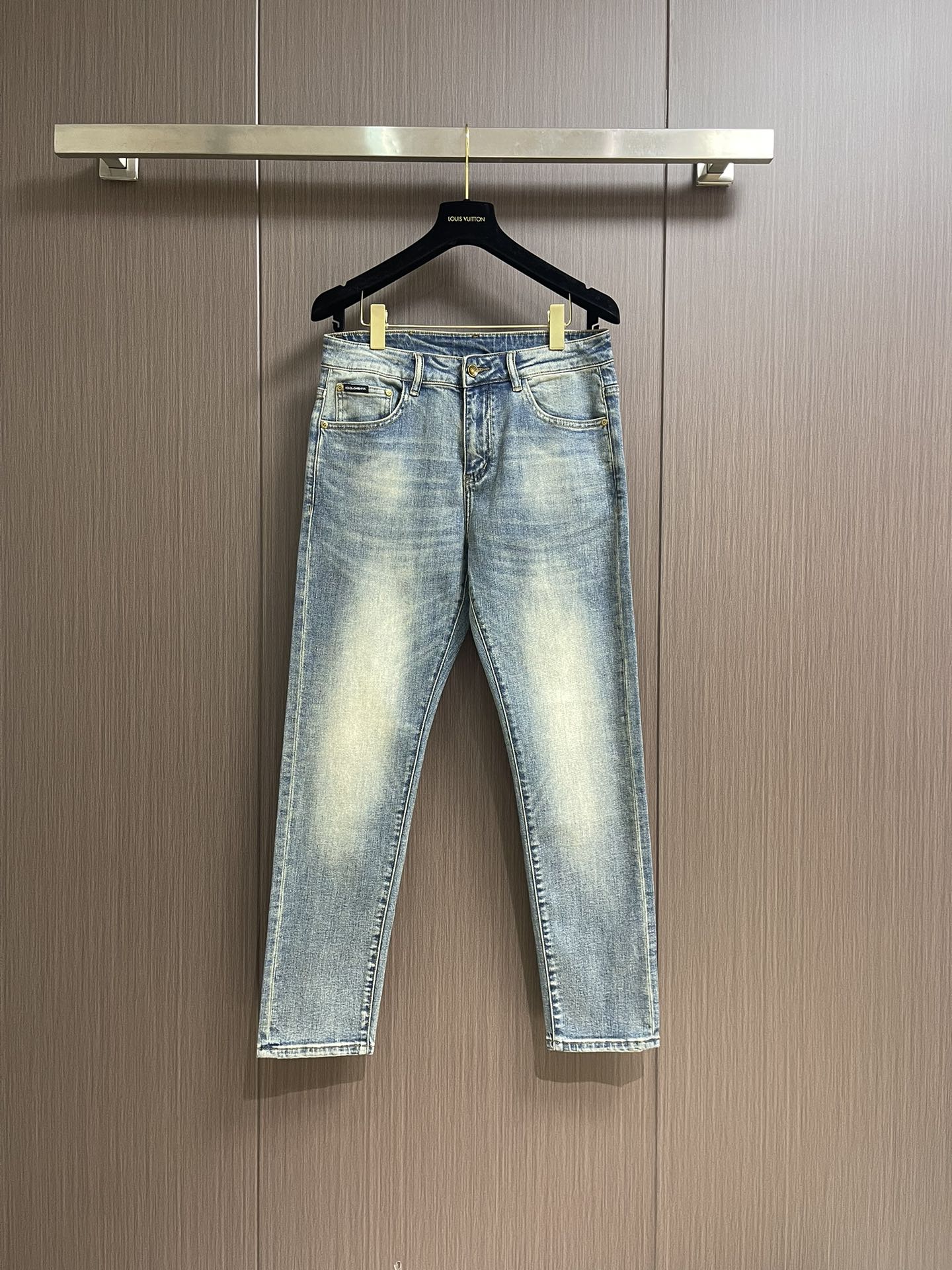 NO:144827,DG 2025SS new logo jeans are suitable for life and leisure. The denim fabrics used have been washed, polished and used in multiple processes. The excellent style makes the trousers have a good upper body comfort. This is very important for jeans. Customers provide original hardware accessories, which are very design-oriented, and have a full detail and workmanship. Size 29-38 35 37, Dolce & Gabbana, jeans, alexander wang19860909DG 2025SS新款标识牛仔长裤,生活休闲日常皆宜.选用的牛仔布料全部经过多道工序洗水、打磨、做旧处理 极好的版型使的裤装有很好的上身舒适度,牛仔裤这点非常非常重要.客供原版五金辅料,极具设计感, 十足的细节、做工之处处到位 .尺码29-38 有35 无37,,Dolce&Gabbana,jeans,alexander wang,Men's clothing