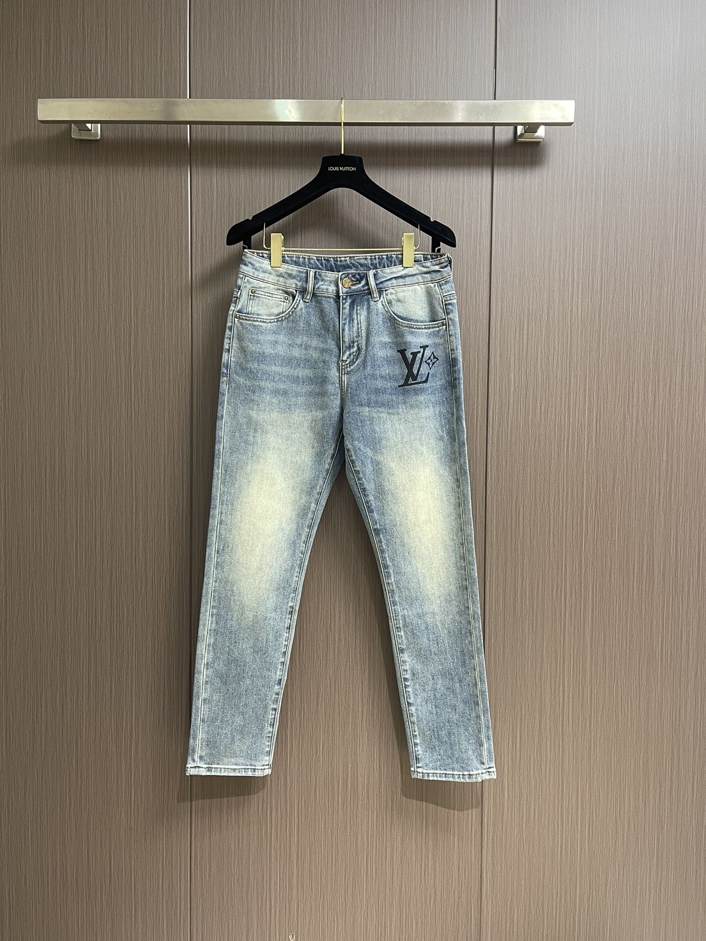NO:144819,LV 2025SS spring and summer new casual jeans, imported original elastic fabric, comfortable and elastic, original hardware and auxiliary decoration, super positive style, extremely high grade, full of vitality. Size 29-38 35 37,,louis vuitton,jeans,alexander wang19860909LV 2025SS春夏新品休闲牛仔裤,进口原版弹力面料,舒适有弹性,原版五金辅料装饰,版型超正,档次极高,活力十足.尺码29-38 有35 无37,,louis vuitton,jeans,alexander wang,Men's clothing