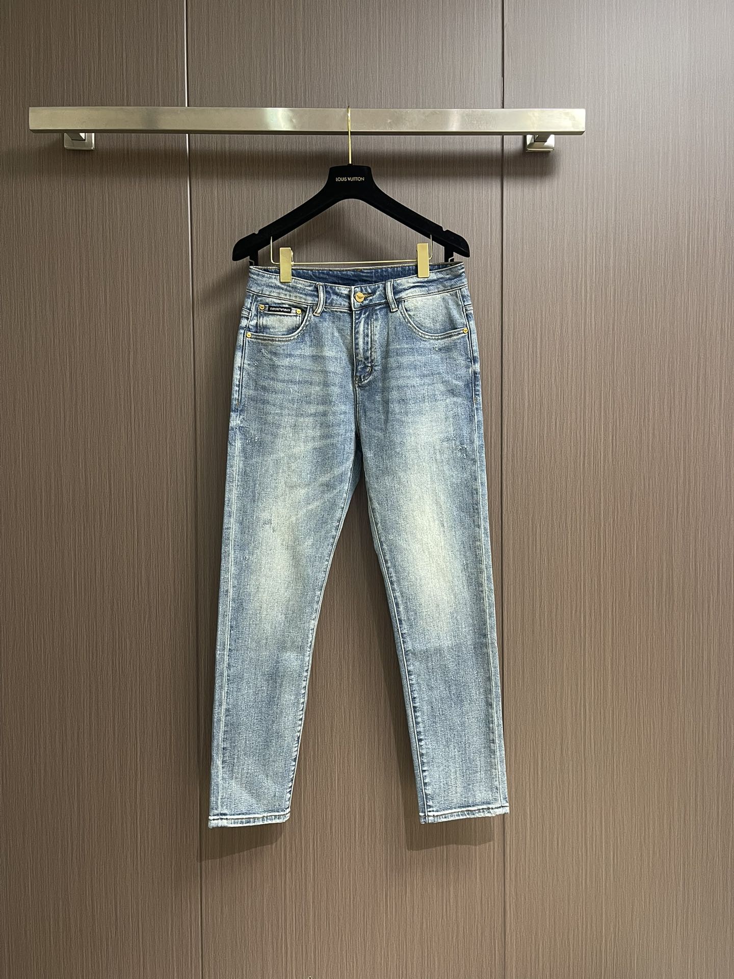 NO:144810,Emporio Armani EA 2025FW slim jeans, new early spring style, shipped by OEM. Imported denim fabric, slightly elastic, natural slim and slim. Soft, delicate, mid-waist, classic five pockets. Three-dimensional tailoring shows perfect shape. Customized leather hardware logos are super fashionable and high-end. Double hook sewing, exquisite craftsmanship, and details show quality. Size 29-38 35 37, Armani, jeans, alexander wang19860909Emporio Armani EA 2025FW 修身牛仔裤、早春新款,代工厂出货.进口牛仔布面料、略带弹性、自然修身显瘦.手感柔软、细腻、中腰、经典五口袋.立体剪裁展现完美塑形.客供定制皮质五金Logo,超级洋气、高端品相.双勾线缝制、工艺精湛、细节显品质.尺码29-38 有35 无37,,armani,jeans,alexander wang,Men's clothing