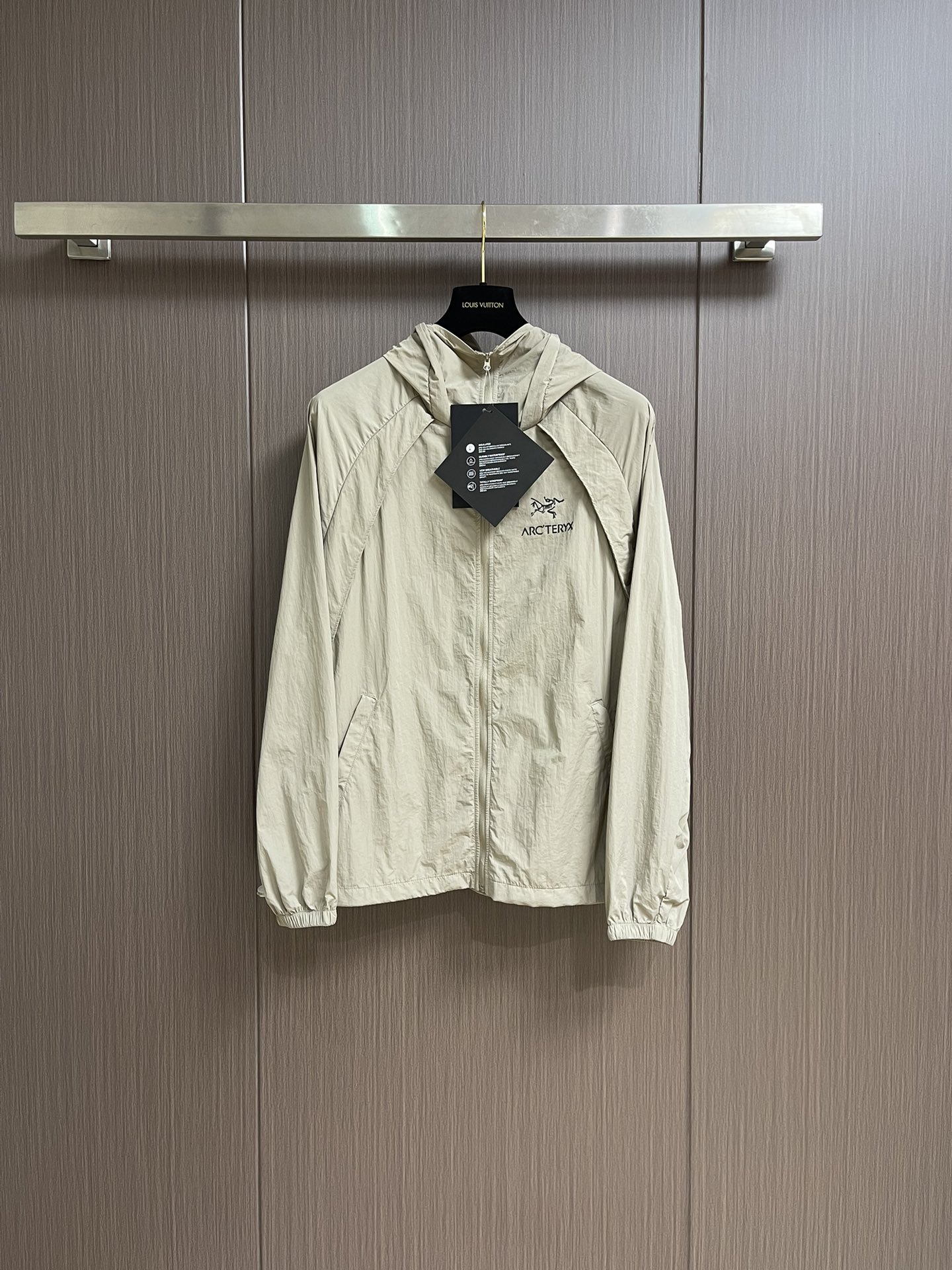 NO:149600,ARC'TERYX Archaeopteryx thin skin coat, a full range of sun protection and breathable skin windbreaker that can cool down is here!  Customized technology fabrics protect the body from sunburn in various ways. They are cool and comfortable to wear on the upper body. They are light and breathable. They are not stuffy and light, and they are thin and do not occupy a floor and can be stored. Size M-3XL, arc'teryx, alexander wang19860909ARC'TERYX始祖鸟 轻薄款皮肤衣,一款能降温的全方位防晒透气皮肤风衣来啦！定制科技面料多方位保护身体防止晒伤,上身穿着 冰凉舒适 轻薄透气 防护不闷热,清薄不占地好收纳.尺码M-3XL,arc'teryx,alexander wang,Men's clothing