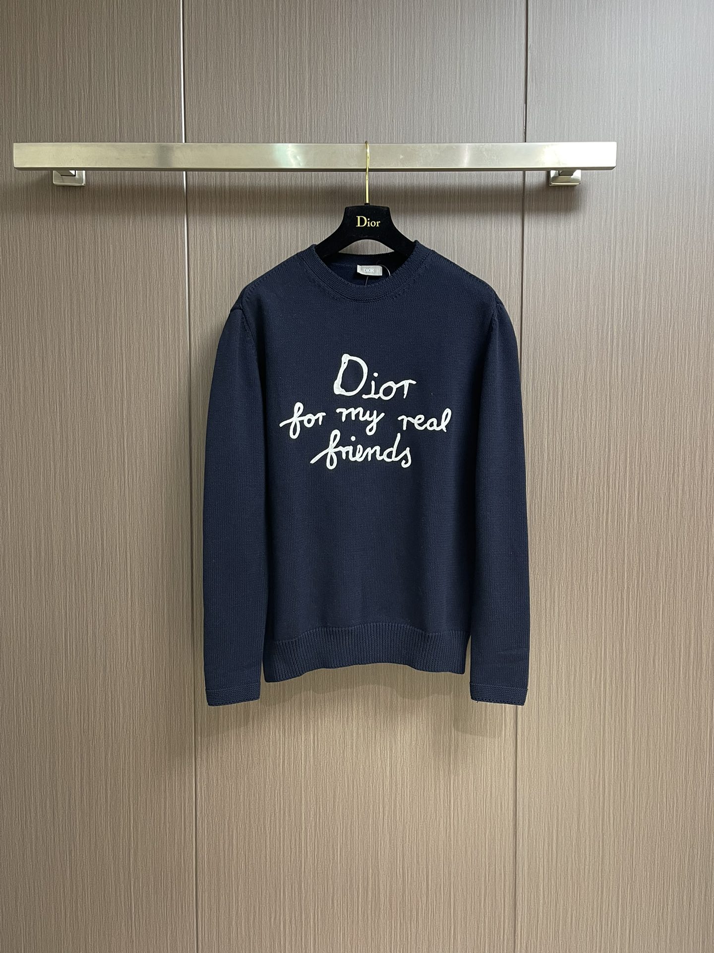 NO:149631,Dior friend embroidered knitted sweaters, using 16 single yarn fabrics. This fabric is woven from blended cotton yarn. The effect is more three-dimensional when paired with 7-needle machine garments. The embroidery uses 3D three-dimensional cotton thread embroidery. The embroidery process is high in density and the needle will not be hooked, and the upper body effect is higher. The overall thread is straight and delicate, the fabric is comfortable and soft, and the color is consistent and there is no color difference. It can be matched with the same style to create a fashionable look, control various occasions, customize auxiliary materials, complete three standards, the same style for men and women!  Size S-M-L, Dior, Sweaters, Alexander wang19860909Dior 朋友刺绣针织毛衣,采用16支单纱面料,该款面料为混纺棉纱线织出,搭配7针机器成衣效果更为立体.刺绣采用3D立体棉线刺绣,刺绣工艺密度高针数足不会勾毛,上身效果更高端.整体走线平直细腻,面料舒适柔软,颜色一致无色差 能与同款搭配营造时尚造型,驾驭各种场合,定制辅料,三标齐全,男女同款！尺码S-M-L,,dior,sweaters,alexander wang,Men's clothing