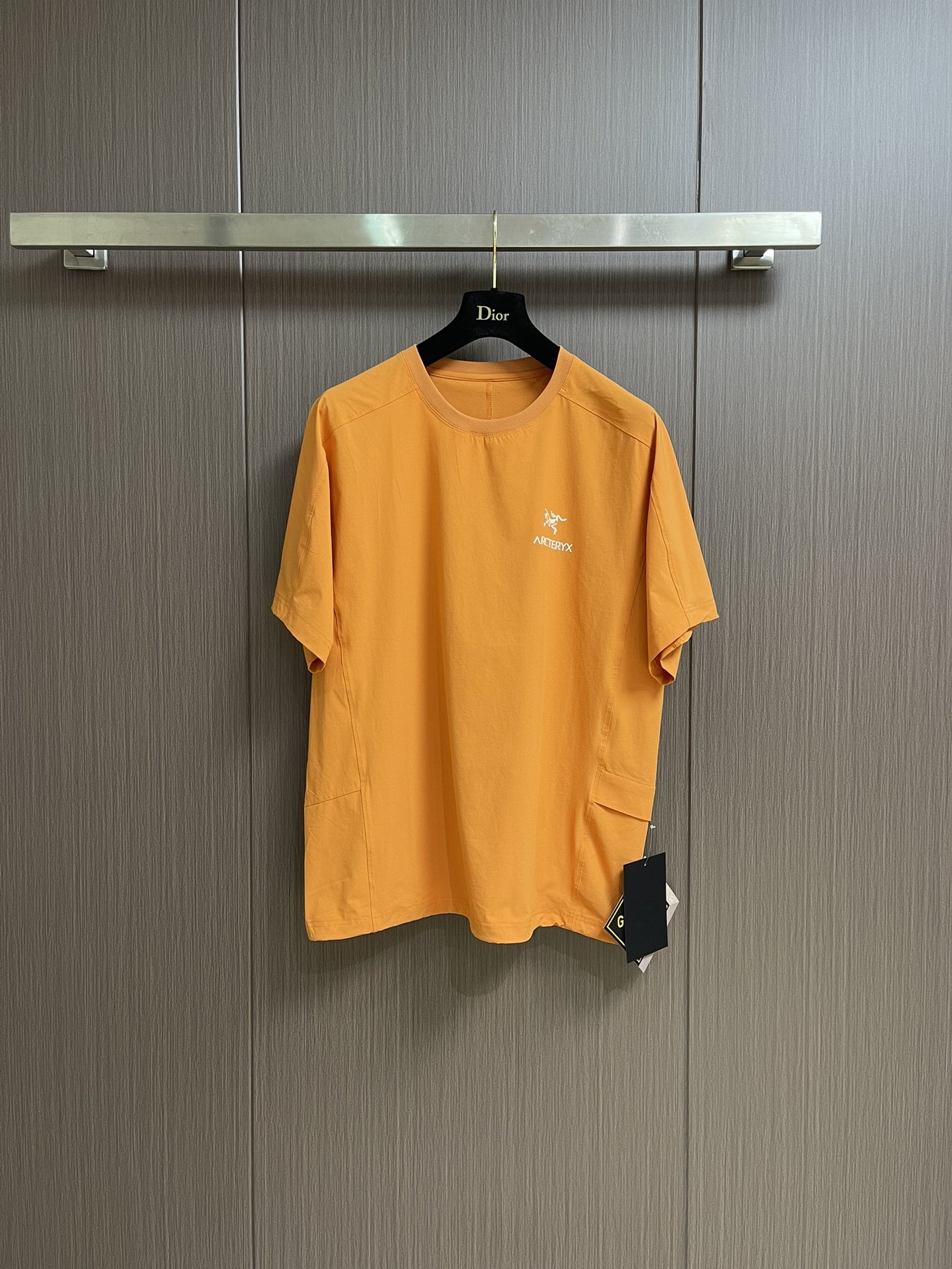 NO:149629,arcteryx 2025FW spring and summer new round neck T-shirt, three-dimensional half-sleeved pure cotton base, glutinous and skinny, soft and tough. Processing, toughness and wrinkle resistance have been greatly improved. The tailoring is very well-equipped, and the three-dimensional offset printing process on the chest logo is extremely recognizable. A must-have item for single-wearing base. Size M-XXL, arc'teryx,tees, t-shirt,alexander wang19860909arcteryx 始祖鸟 2025FW春夏新品圆领T恤,立体感半袖纯棉打底,手感面糯有骨感,柔而有韧性.工艺处理,韧性和抗皱性能得到大幅度提高.剪裁很到位,胸前logo立体胶印工艺,辨识度极高.单穿打底必备单品.尺码M-XXL,arc'teryx,tees，t-shirt,alexander wang,Men's clothing