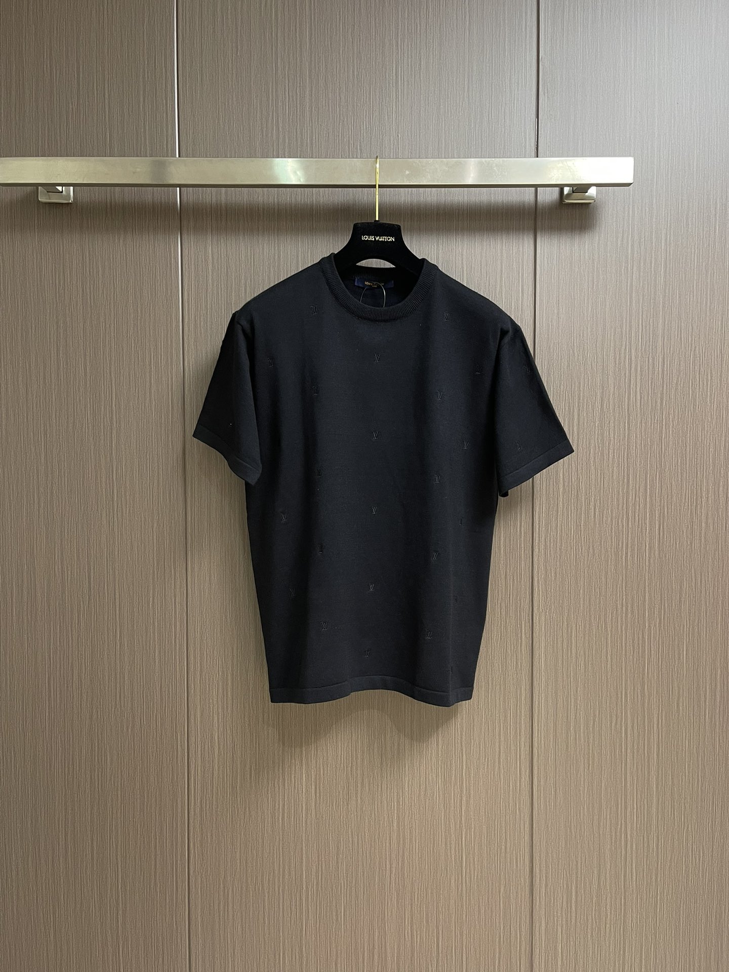 NO:149647,LV full-body embroidered short-sleeved T-shirt, the fabric is made of bead floor cotton, imported Tajima machine embroidery, the overall thread is straight and delicate, the fabric is comfortable and soft, the color is consistent and no color difference, it can be matched with the same style to create a fashionable look, control various occasions, customize auxiliary materials, complete three standards, the same style for men and women!  Size S-M-L, louis vuitton, T-shirt,tees, t-shirt,alexander wang19860909LV 全身刺绣短袖T恤,面料采用珠地棉,进口田岛机刺绣,整体走线平直细腻,面料舒适柔软,颜色一致无色差 能与同款搭配营造时尚造型,驾驭各种场合,定制辅料,三标齐全,男女同款！尺码S-M-L,,louis vuitton,T-shirt,tees，t-shirt,alexander wang,Men's clothing