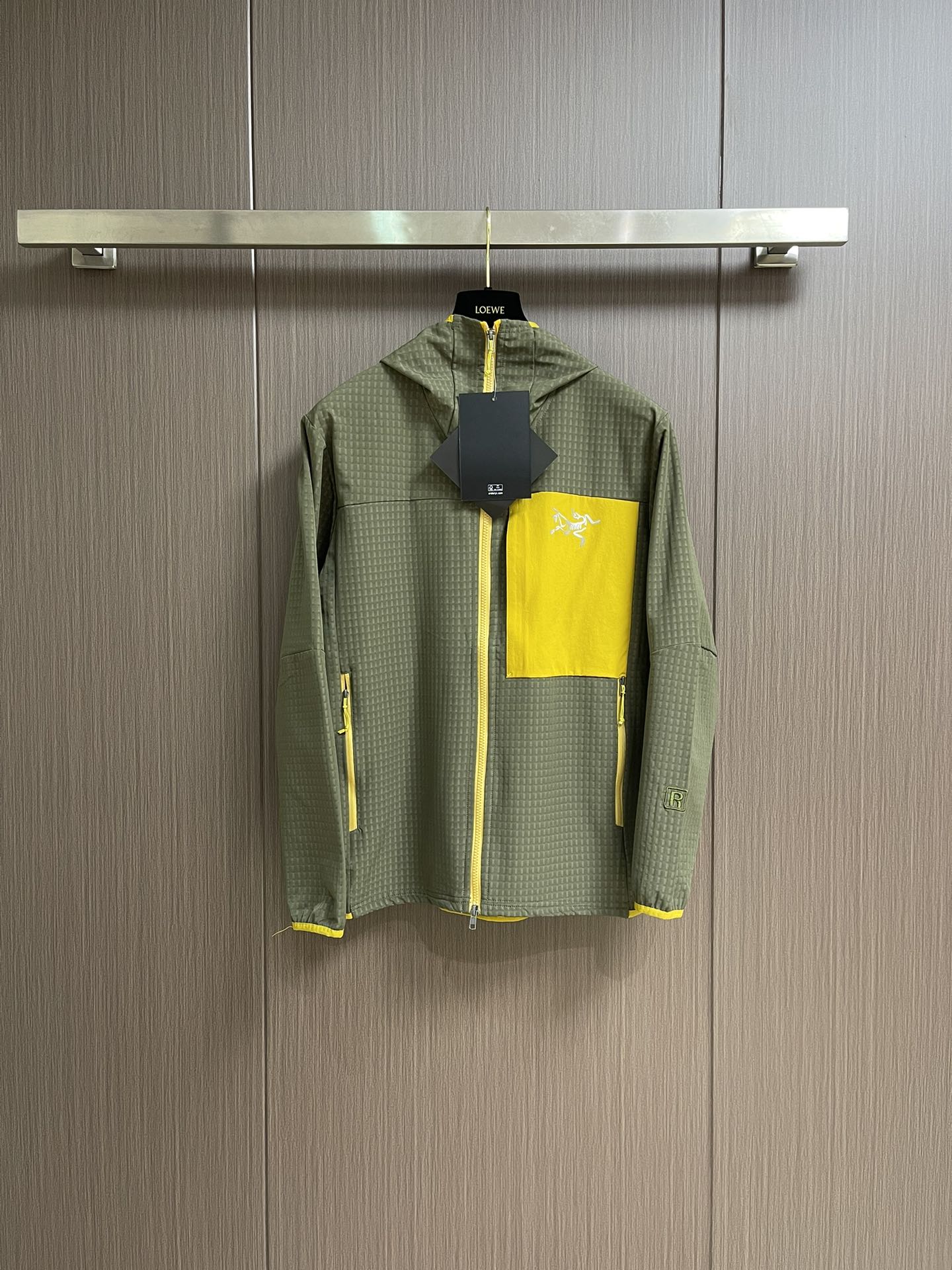 NO:149659,ARCTERYX Archaeopteryx Sunscreen Lightweight Wind-shell Skin Clothes, breathable, lightweight, durable, and varied functions. The sunscreen hoodie has been tested and is an indispensable portable windproof clothing suitable for wearing during hot and changing weather adventures. The Squamish hoodie uses TyonoTM 3.0 nylon highly windproof fabric. Although it is light but strong, it has an ultra-light minimalist structure. Size M-XXL, arc'teryx, hats, alexander wang19860909ARCTERYX始祖鸟 防晒轻薄风壳皮肤衣,透气,轻量,耐用,功能多样,防晒连帽衣久经考验,是一件必不可少的便携防风服,适合在炎热而多变的天气冒险活动时穿着.Squamish连帽衣采用TyonoTM 3.0尼龙高度防风面料,虽轻薄但强度很大,具有超轻的极简结构.尺码M-XXL,arc'teryx,hats,alexander wang,Men's clothing