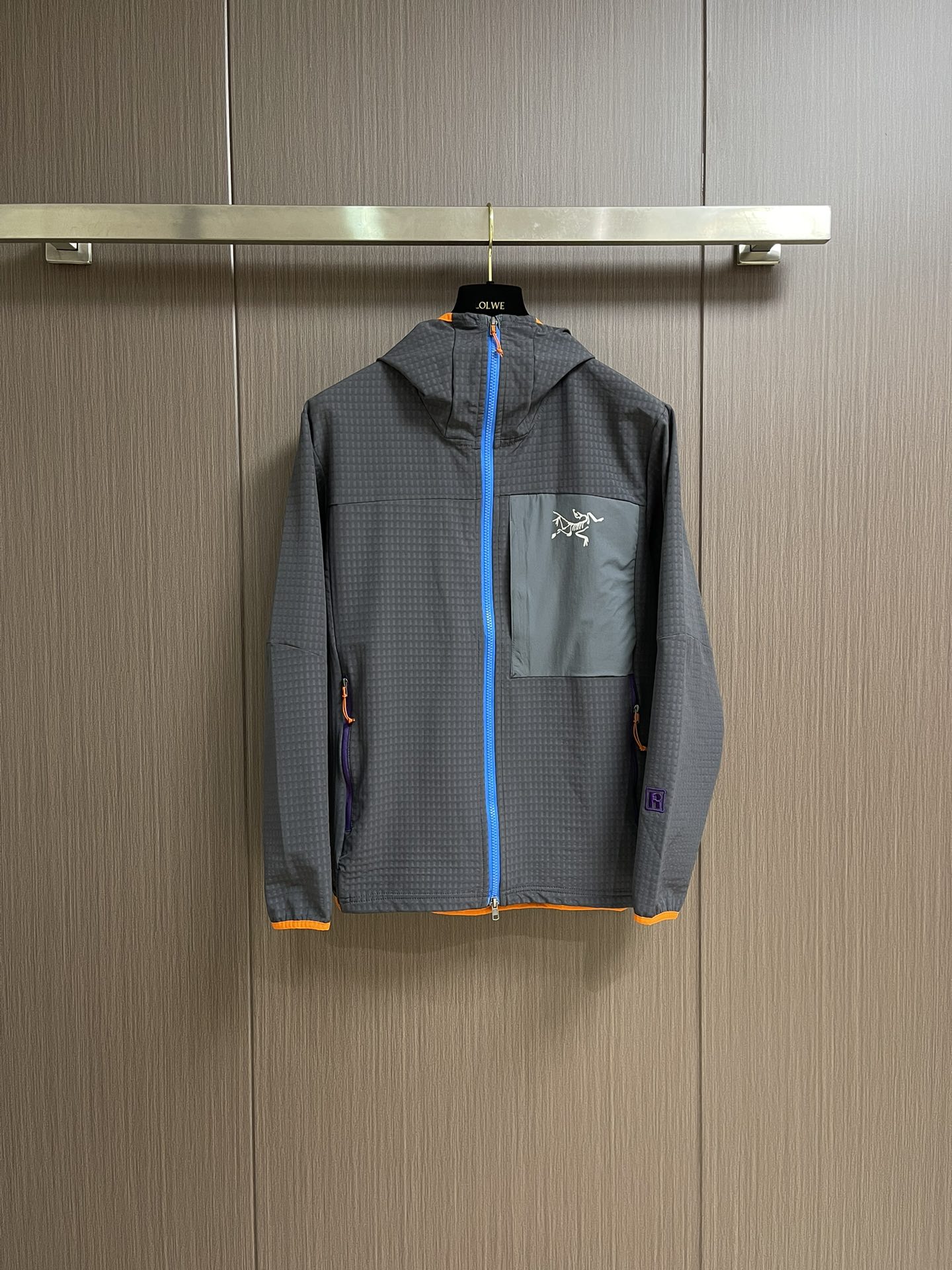 NO:149653,ARCTERYX Archaeopteryx Sunscreen Lightweight Wind-shell Skin Clothes, breathable, lightweight, durable, and varied functions. The sunscreen hoodie has been tested and is an indispensable portable windproof clothing suitable for wearing during hot and changing weather adventures. The Squamish Sweater uses TyonoTM 3.0 nylon highly windproof fabric, which is light but strong, and has an ultra-light minimalist structure. Size M-XXL, arc'teryx, sweaters, hats, alexander wang19860909ARCTERYX始祖鸟 防晒轻薄风壳皮肤衣,透气,轻量,耐用,功能多样,防晒连帽衣久经考验,是一件必不可少的便携防风服,适合在炎热而多变的天气冒险活动时穿着.Squamish连毛衣采用TyonoTM 3.0尼龙高度防风面料,虽轻薄但强度很大,具有超轻的极简结构.尺码M-XXL,arc'teryx,sweaters,hats,alexander wang,Men's clothing