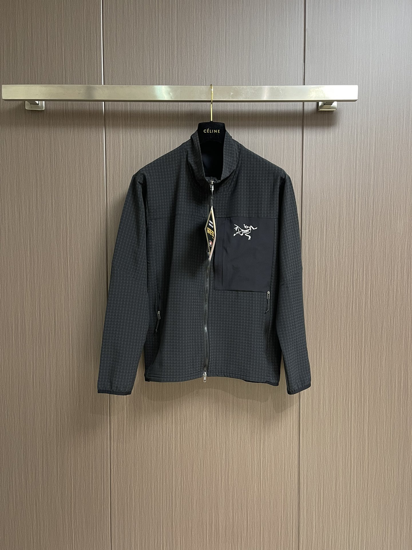 NO:149645,ARCTERYX Archaeopteryx Sunscreen Lightweight Wind-shell Skin Clothes, breathable, lightweight, durable, and varied functions. The sunscreen hoodie has been tested and is an indispensable portable windproof clothing suitable for wearing during hot and changing weather adventures. The Squamish hoodie uses TyonoTM 3.0 nylon highly windproof fabric. Although it is light but strong, it has an ultra-light minimalist structure. Size M-XXL, arc'teryx, hats, alexander wang19860909ARCTERYX始祖鸟 防晒轻薄风壳皮肤衣,透气,轻量,耐用,功能多样,防晒连帽衣久经考验,是一件必不可少的便携防风服,适合在炎热而多变的天气冒险活动时穿着.Squamish连帽衣采用TyonoTM 3.0尼龙高度防风面料,虽轻薄但强度很大,具有超轻的极简结构.尺码M-XXL,arc'teryx,hats,alexander wang,Men's clothing