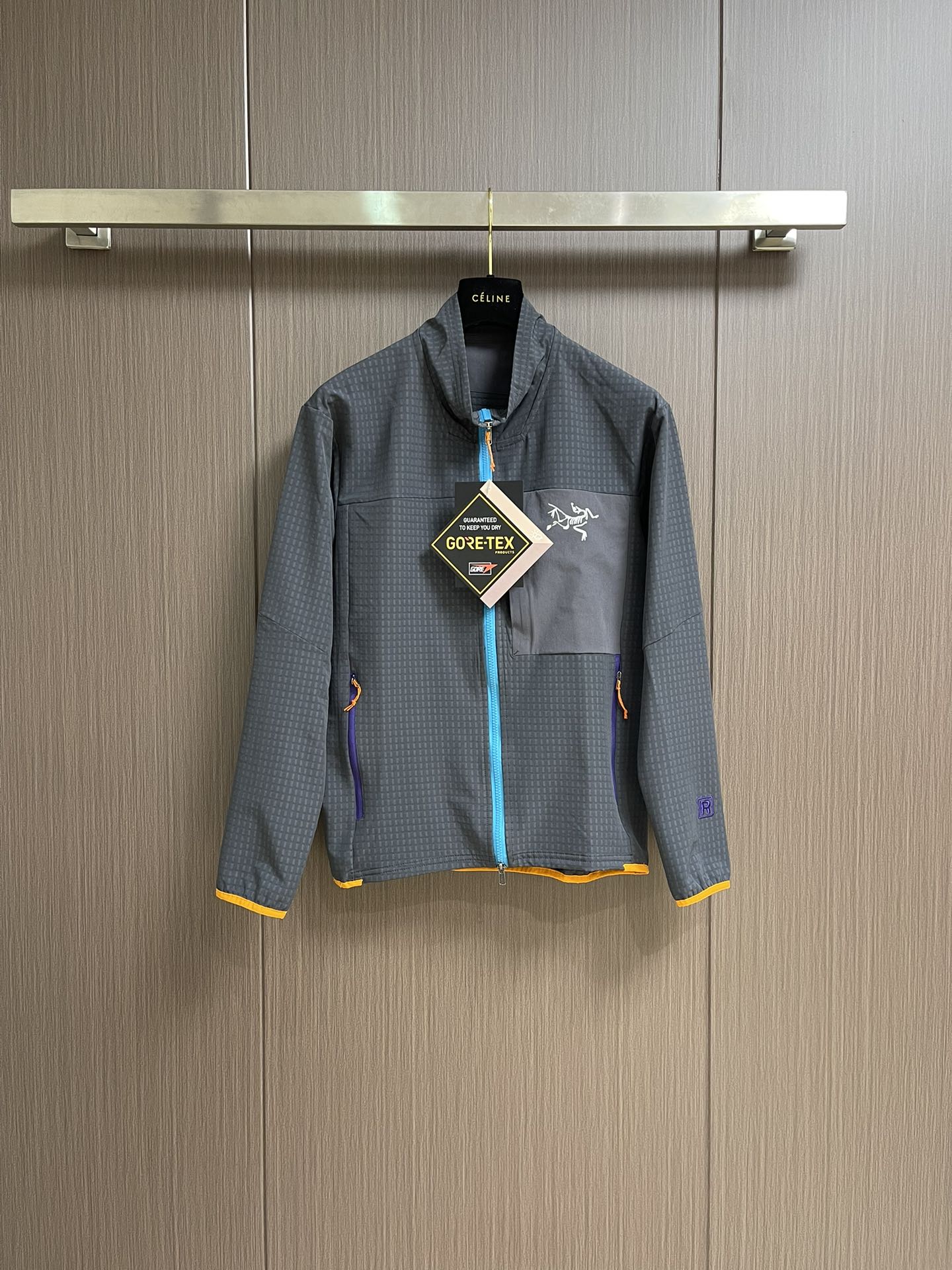 NO:149637,ARCTERYX Archaeopteryx Sunscreen Lightweight Wind-shell Skin Clothes, breathable, lightweight, durable, and varied functions. Sunscreen Clothes have been tested and are an indispensable portable windproof clothing, suitable for wearing during hot and changing weather adventures. The sunscreen is made of TyonoTM 3.0 nylon highly windproof fabric, which is light but strong, and has an ultra-light minimalist structure. Size M-XXL, arc'teryx, alexander wang19860909ARCTERYX始祖鸟 防晒轻薄风壳皮肤衣,透气,轻量,耐用,功能多样,防晒衣久经考验,是一件必不可少的便携防风服,适合在炎热而多变的天气冒险活动时穿着.防晒衣采用TyonoTM 3.0尼龙高度防风面料,虽轻薄但强度很大,具有超轻的极简结构.尺码M-XXL,arc'teryx,alexander wang,Men's clothing