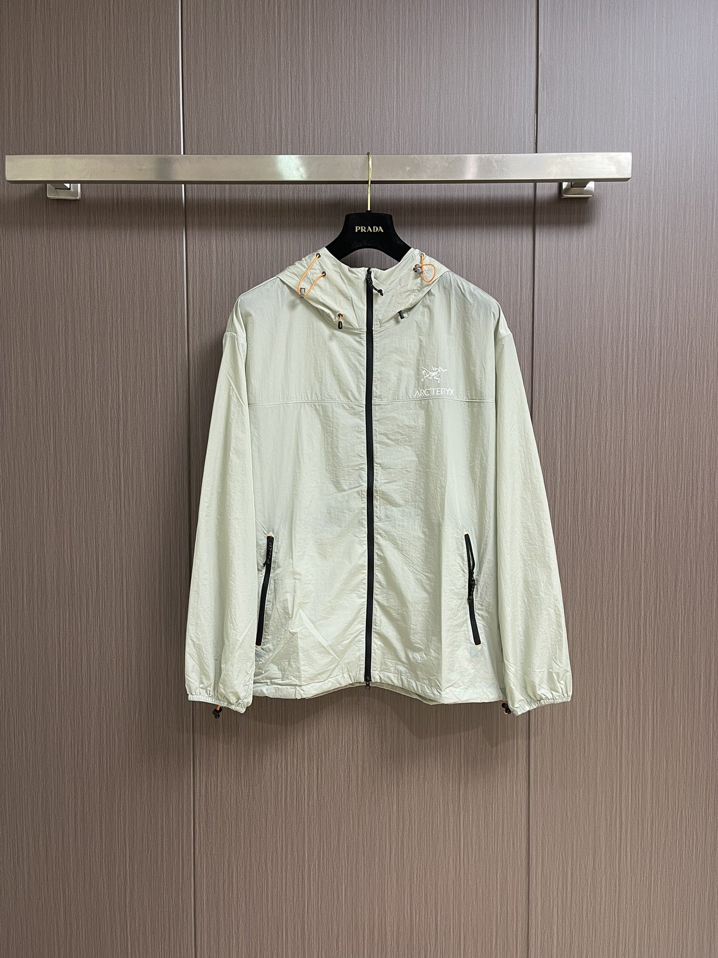 NO:149671,Arcteryx 2025ss spring and summer new product, technological fabrics must-have UV-proof high-strength elastic skin coat for outdoors. Every year, there is a sunscreen coat of this kind of surface. Old customers know that this fabric is easy to wear. Similar to ice-cold fabrics, it is indeed the most suitable to wear in summer. Not only outdoor mountaineering and hiking!  It is suitable for tebie to wear casual exercises, ensuring breathable and sweat-free to the greatest extent and being sure not to penetrate the flesh!  Laser breathable black technology   thin nano ice silk sunscreen skin coat!  Size M-3XL, arc'teryx,jackets & coats,hats,alexander wang19860909Arcteryx 始祖鸟 2025ss春夏新品,科技面料户外必备防紫外线高强弹力皮肤外套 每年都会出一款这种面的防晒衣老顾客都知道这种面料好穿 类似冰爽面料夏天穿起来确实是再合适不过了不但户外登山徒步穿着！平时休闲运动穿起来也是tebie合适连帽,最大程度的保证了透气排汗性而且放心不会透肉 ！激光透气黑科技＋轻薄纳米冰丝防晒皮肤衣！尺码M-3XL,arc'teryx,jackets & coats,hats,alexander wang,Men's clothing