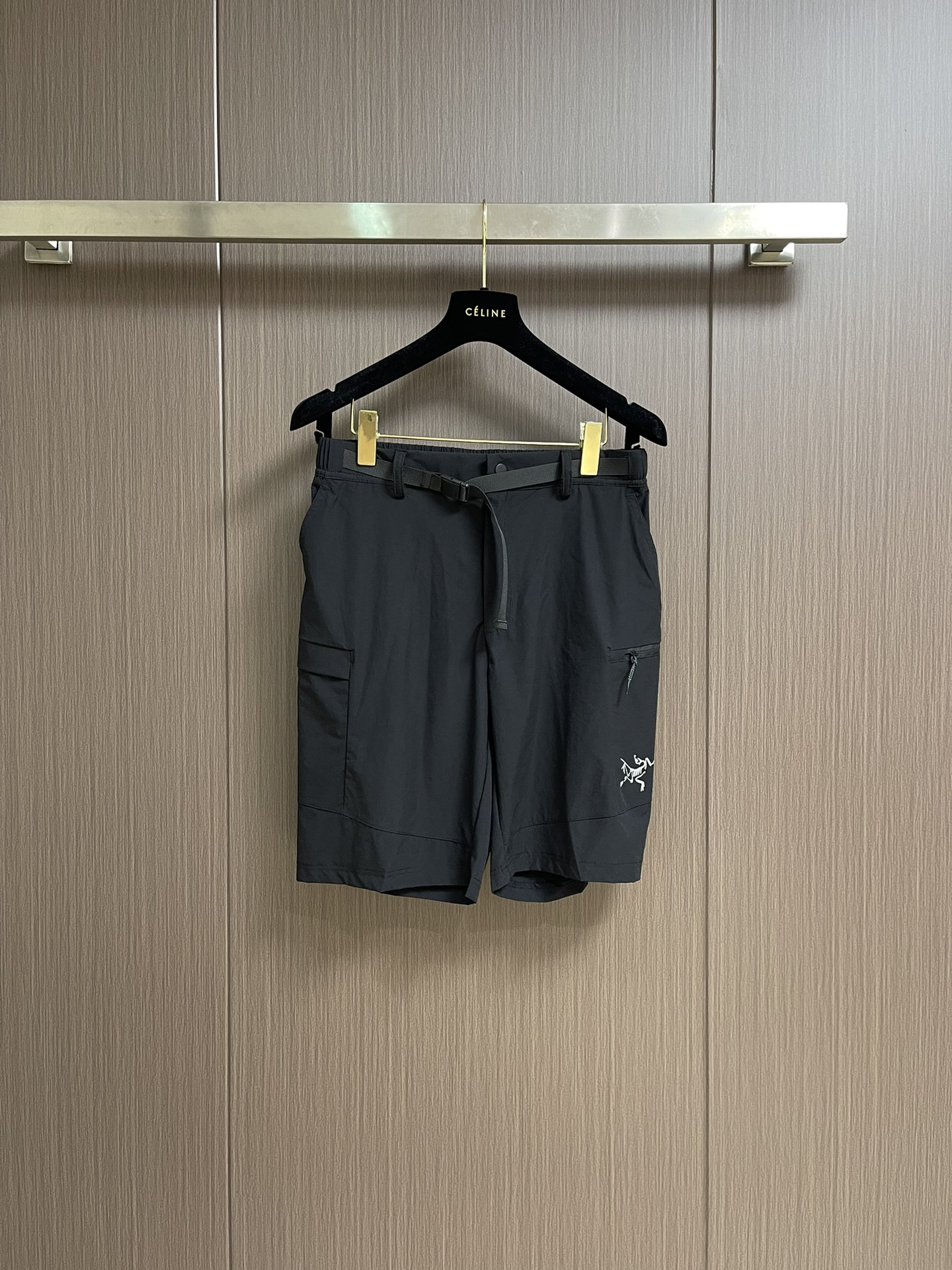 NO:149676,ARC’TERYX Adventure Bird Outdoor Leisure Commuter Functional Shorts It can be defined as a pair of ‘skin pants’, sun protection and tear resistance. The whole pair of pants includes full belt elasticity at the waist, allowing you to experience what thin and impermeable, always dry, and a refreshing summer experience. Urban functional lightweight elastic tooling hiking shorts, water-proof/breathable!  The micro-elastic technology fabric of nylon spandex allows you to get a sense of comfort during exercise. This lightweight, wear-resistant, fabric splicing and partition design, three-dimensional tailoring, simple design belt adjuster, zipper pocket. It is more convenient and practical!  Use functional fabrics, carefully designed with ergonomic tailoring, designed for outdoor activities. Size M-3XL, arc'teryx, shorts, alexander wang19860909ARC’TERYX 始祖鸟户外休闲通勤机能短裤它是可以被定义为一条‘皮肤裤’,防晒抗撕裂,整条裤子包括腰部全带弹力,让你切身体会到什么叫薄而不透,时刻保持干爽,清爽一夏的体验,都市机能轻量化弹力工装登山短裤,防泼水/透气！锦纶氨纶的微弹科技面料,让您在运动中获得舒适感.这款轻量.耐磨.面料拼接分区设计,立体剪裁,设计简洁的腰带调节器,拉链口袋.更加方便实用！采用功能面料,功能设计精心考究,人体工学剪裁,专为户外活动而设计.尺码M-3XL,arc'teryx,shorts,alexander wang,Men's clothing