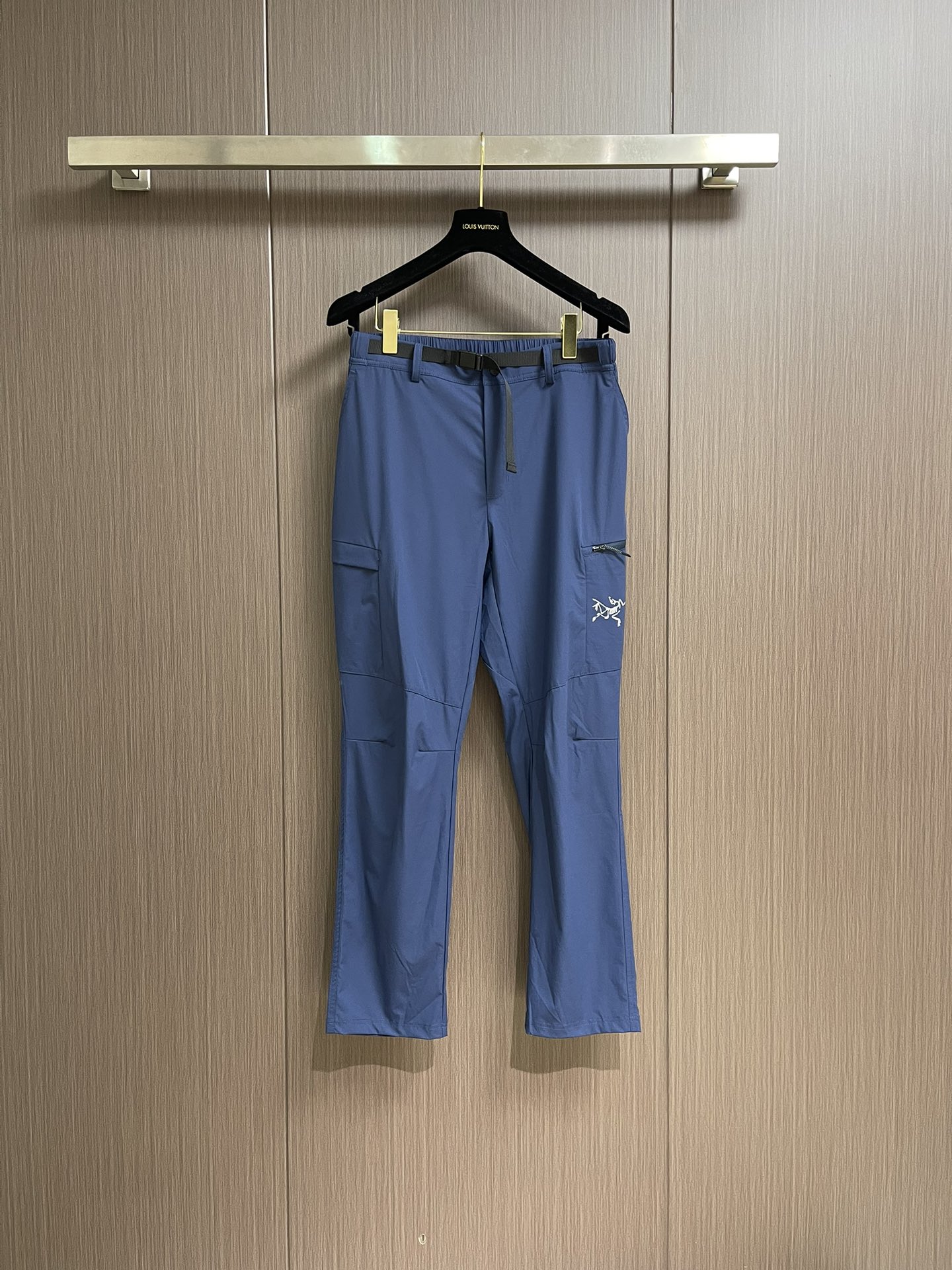 NO:149618,ARC’TERYX Adventure Bird Outdoor Leisure Commuter Pants can be defined as a pair of ‘skin pants’, sun protection and tear resistance. The whole pants include full belt elasticity at the waist, allowing you to experience what thin and impermeable, always dry, and a refreshing summer experience. Urban functional lightweight elastic tooling hiking pants, water-proof/breathable!  The micro-elastic technology fabric of nylon spandex allows you to get a sense of comfort during exercise. This lightweight, wear-resistant, fabric splicing and partition design, three-dimensional tailoring, simple design belt adjuster, zipper pocket. It is more convenient and practical!  Using functional fabrics, carefully designed with ergonomic tailoring, designed for outdoor activities. Size M-3XL, arc'teryx, alexander wang19860909ARC’TERYX 始祖鸟户外休闲通勤机能裤它是可以被定义为一条‘皮肤裤’,防晒抗撕裂,整条裤子包括腰部全带弹力,让你切身体会到什么叫薄而不透,时刻保持干爽,清爽一夏的体验,都市机能轻量化弹力工装登山裤,防泼水/透气！锦纶氨纶的微弹科技面料,让您在运动中获得舒适感.这款轻量.耐磨.面料拼接分区设计,立体剪裁,设计简洁的腰带调节器,拉链口袋.更加方便实用！采用功能面料,功能设计精心考究,人体工学剪裁,专为户外活动而设计.尺码M-3XL,arc'teryx,alexander wang,Men's clothing