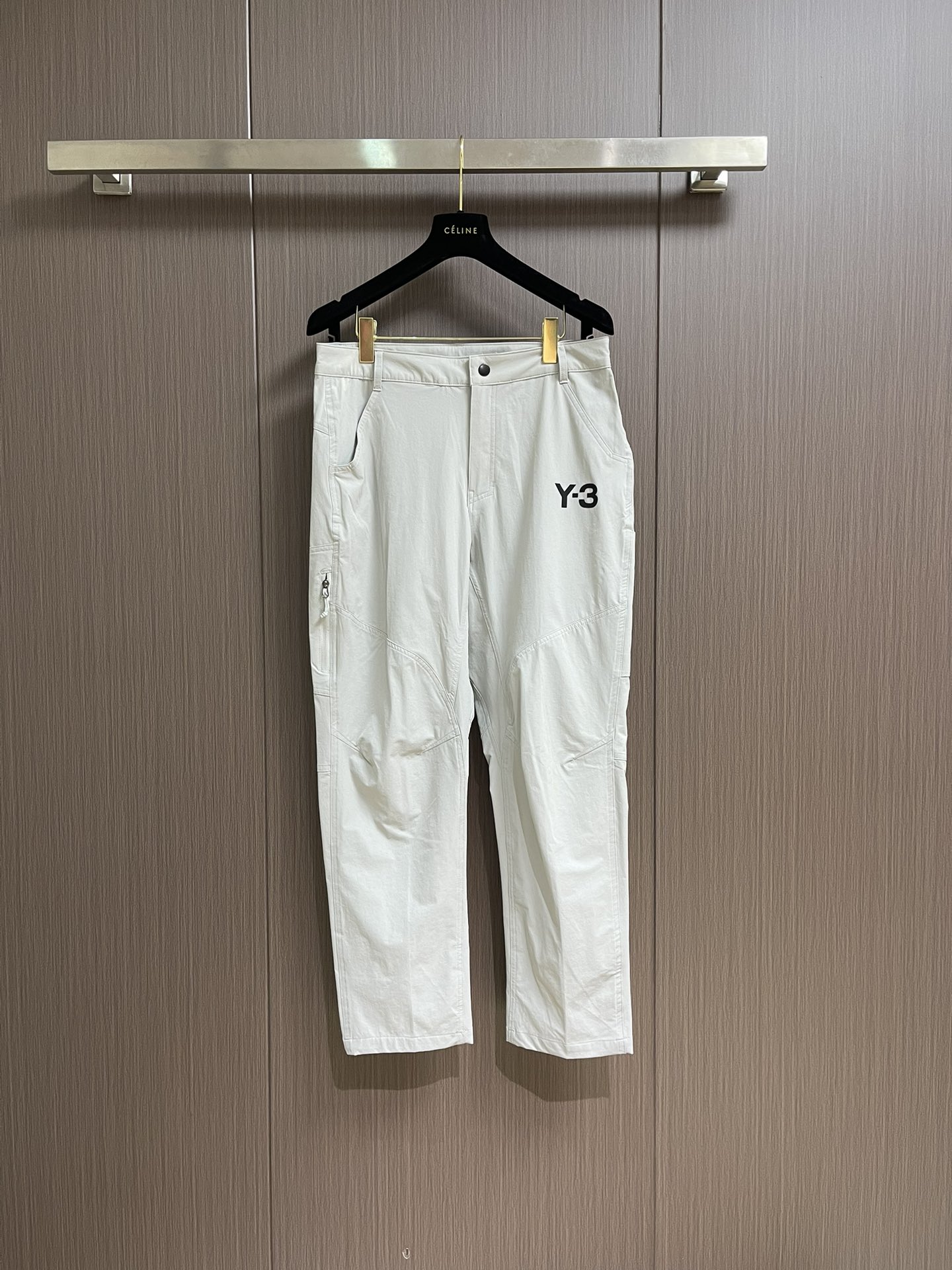 NO:149625,Y3 Yamamoto Yoshi 2025SS spring and summer new rips and patchwork functional pants, woven light and loose outdoor wind-beamed leg trousers, dark pioneer functional zipper large pocket work pants, Yamamoto's texture visible in rips and nylon fabric, natural interpretation of casual and free style, made of organic cotton rips and anti-rips and loose waist, the craftsmanship level is higher than the same level, comes with logo labeling, simple and capable style, bringing a sense of ease to the overall style matching. Size M-3XL, alexander wang19860909Y3 山本耀司 2025SS春夏新款防撕裂拼接机能裤,梭织轻薄宽松户外风束腿卫裤,暗黑先锋机能拉链大口袋工装裤,山本防撕裂尼龙面料看得到的质感,版型自然演绎随性自在的风格,由有机棉防撕裂材料制成,配有宽松弹性腰部,工艺水准高出同级别,自带 logo 贴标,简洁干练的版型,给整体版型搭配带来轻松感.尺码M-3XL,,alexander wang,Men's clothing