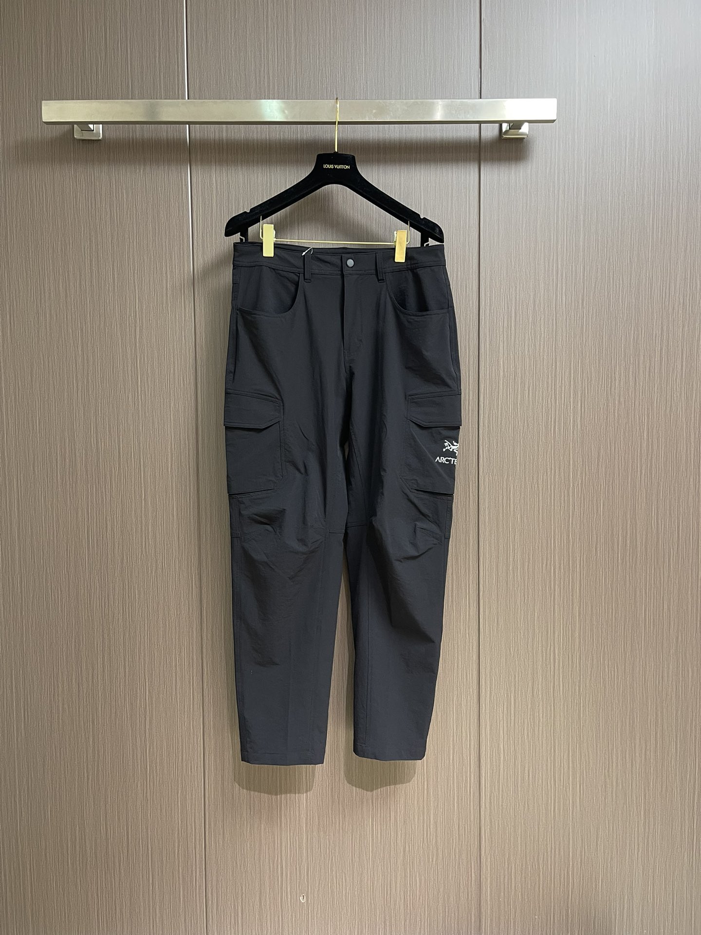 NO:149633,Arcteryx: Arcterophore splicing leg-tied pants, there is no need to talk about Arcterophore outdoors, overlord level!  24HOURS concept, all-weather!  Medium thickness, soft, comfortable and skinny, they are all fixed-woven fabrics, otherwise the color and texture will be different! There are many details, heavy industry complex, urban leisure, travel and vacation, and outdoor sports can be used!  Size M-3XL, arc'teryx,alexander wang19860909Arcteryx 始祖鸟拼接束腿机能裤,户外之于始祖鸟就不需多讲了,霸主级！24HOURS概念,全天候！中等厚度,柔软舒适有骨感,都是定织的面料否则色系质感不一样啊!细节多多,重工复杂,都市休闲,旅游度假,户外运动都能驾驭！尺码M-3XL,arc'teryx,alexander wang,Men's clothing