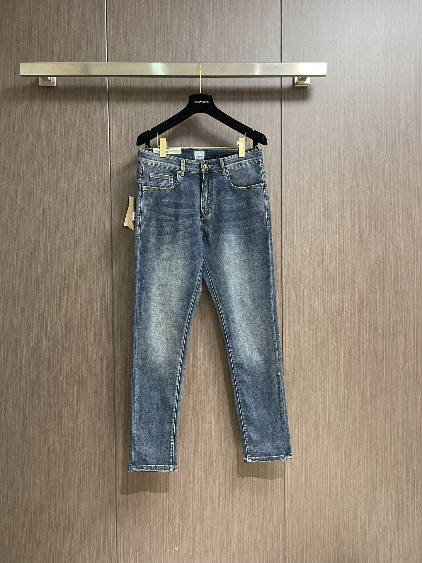 NO:149656,Burberry 2025fw New early spring men's jeans, original hardware, auxiliary materials, washing labels, imported denim cotton fabrics, cowhide brand logo leather brand, spinning through traditional weaving machines, creating excellent texture and comfortable wearing, perfect combination and slim tailoring, invincible and versatile, exquisite craftsmanship and perfect quality. Size 29-40 No 35 37 39,,burberry,jeans,cowhide,alexander wang19860909Burberry 2025fw 新款早春男士牛仔裤,原版五金、辅料、洗水标,进口丹宁牛仔棉布料,牛皮品牌logo皮牌,经由传统织布机纺就而成,缔造出极具出色的质感与舒适穿着感,完美合体修身剪裁,无敌百搭神品,工艺精湛考究,品相完美.尺码29-40 无35 37 39,,burberry,jeans,cowhide,alexander wang,Men's clothing