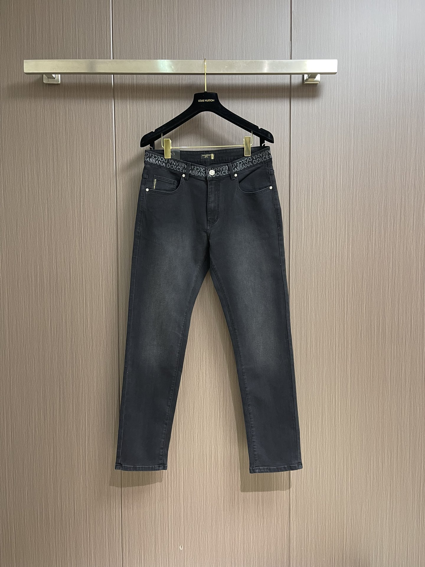 NO:149662,DG 2025SS new logo jeans are suitable for daily life and leisure. The denim fabrics selected have been washed, polished and used in multiple processes. The excellent style makes the trousers have a good upper body comfort. This is very important for jeans. The original hardware and accessories are very design-oriented, with full details and workmanship everywhere. Size 29-40 None 35 37 39,,Dolce & Gabbana, jeans,alexander wang19860909DG 2025SS新款标识牛仔长裤,生活休闲日常皆宜.选用的牛仔布料全部经过多道工序洗水、打磨、做旧处理 极好的版型使的裤装有很好的上身舒适度,牛仔裤这点非常非常重要.客供原版五金辅料,极具设计感, 十足的细节、做工之处处到位 .尺码29-40 无35 37 39,,Dolce&Gabbana,jeans,alexander wang,Men's clothing