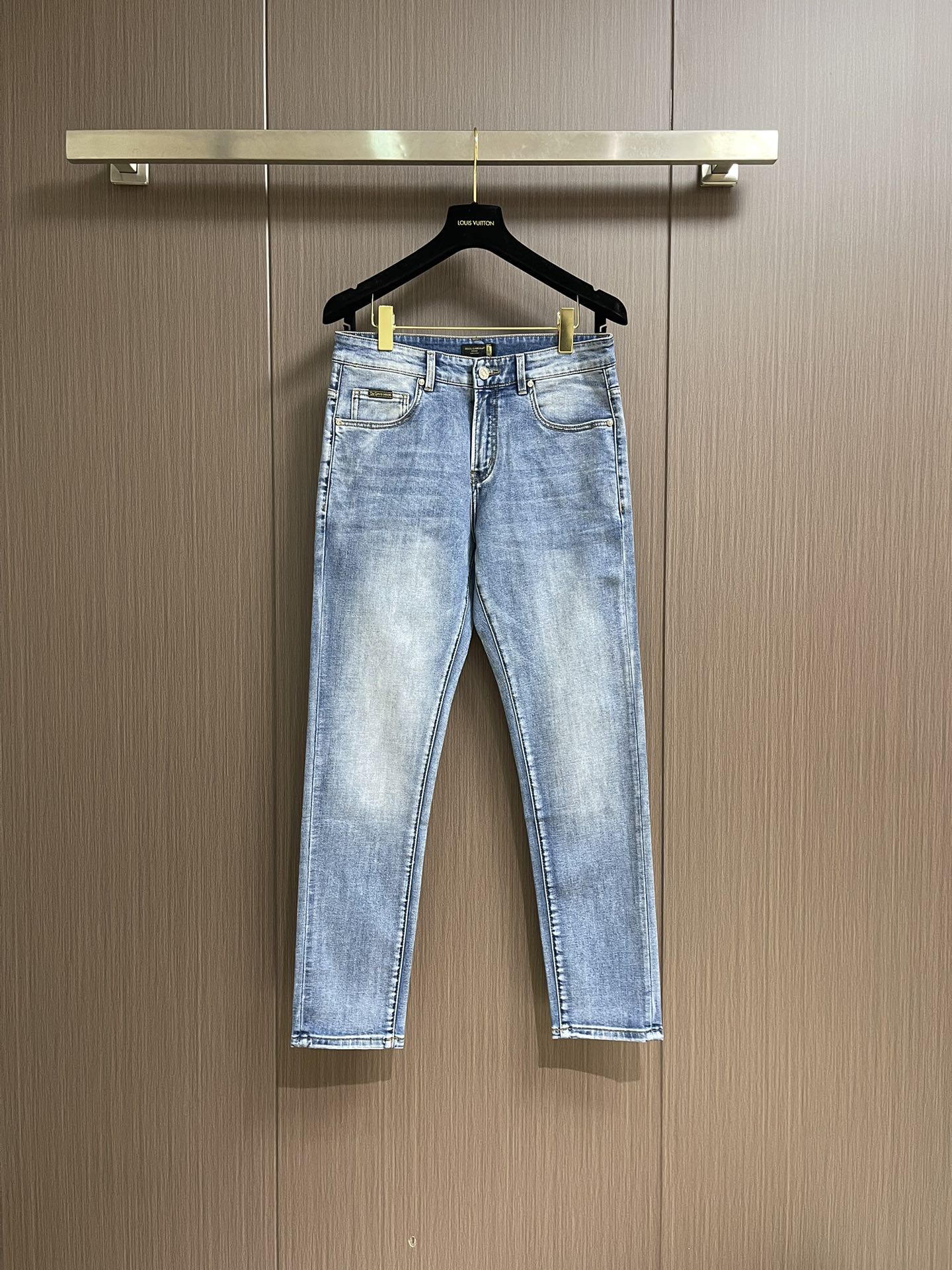 NO:149669,DG 2025SS early spring latest men's straight jeans, the fabric has superior elasticity, strong bones and bones, no tightness on the upper body, excellent experience, wonderful, the metal accessories on the trousers are invincible in luxury, custom-made open mold engraving brand letter copper buckle metal style, each style needs to be customized independently, the cost and machine is expensive, and the metal accessories engraving electroplating is made of, the glossy SSS  level, the high level is shocking, demonstrating the extraordinary and superb craftsmanship, pleasing to the eye, while enriching the vision, it also greatly demonstrates the brand's sense of high quality, the details are handled in place, and the gold content is a magic pants!  The style is first-class, and the hip lifting is excellent in slimming. It can sweep the wardrobe with any top matching. It has extensive compatibility and is both business commuting and casual. It is satisfied with various daily outfits. It has a full upper body style, an invincible universal versatile pants, a must-have for fabric control and quality control. Size 29-40 No 35 37 39,,Dolce&Gabbana,jeans,alexander wang19860909DG 2025SS早春最新款男士直筒牛仔裤,面料自带优越的弹力,筋骨感很强,上身毫无紧绷感,体验感极好,妙不可言,裤身上面的金属辅件奢华感无敌,定制开模刻字品牌字母铜扣金属样式,每一个样式都需独立开模定制,造价成本机器昂贵,金属辅件刻字电镀打造制成,光泽感SSS 级别,水准之高令人震撼,彰显了非凡高超的匠心工艺,赏心悦目,在丰富视觉的同时也极大彰显了品牌的高级感,细节处理相当到位,含金量十足的一款神裤！版型剪裁一流,提臀修身显瘦效果极佳,可横扫衣橱任何的上装搭配,兼容性广泛,商务通勤休闲兼备,满足于日常各种穿搭,上身型款十足,无敌的万能百搭裤,面料控、品相控必入的一款神级裤王.尺码29-40 无35 37 39,,Dolce&Gabbana,jeans,alexander wang,Men's clothing