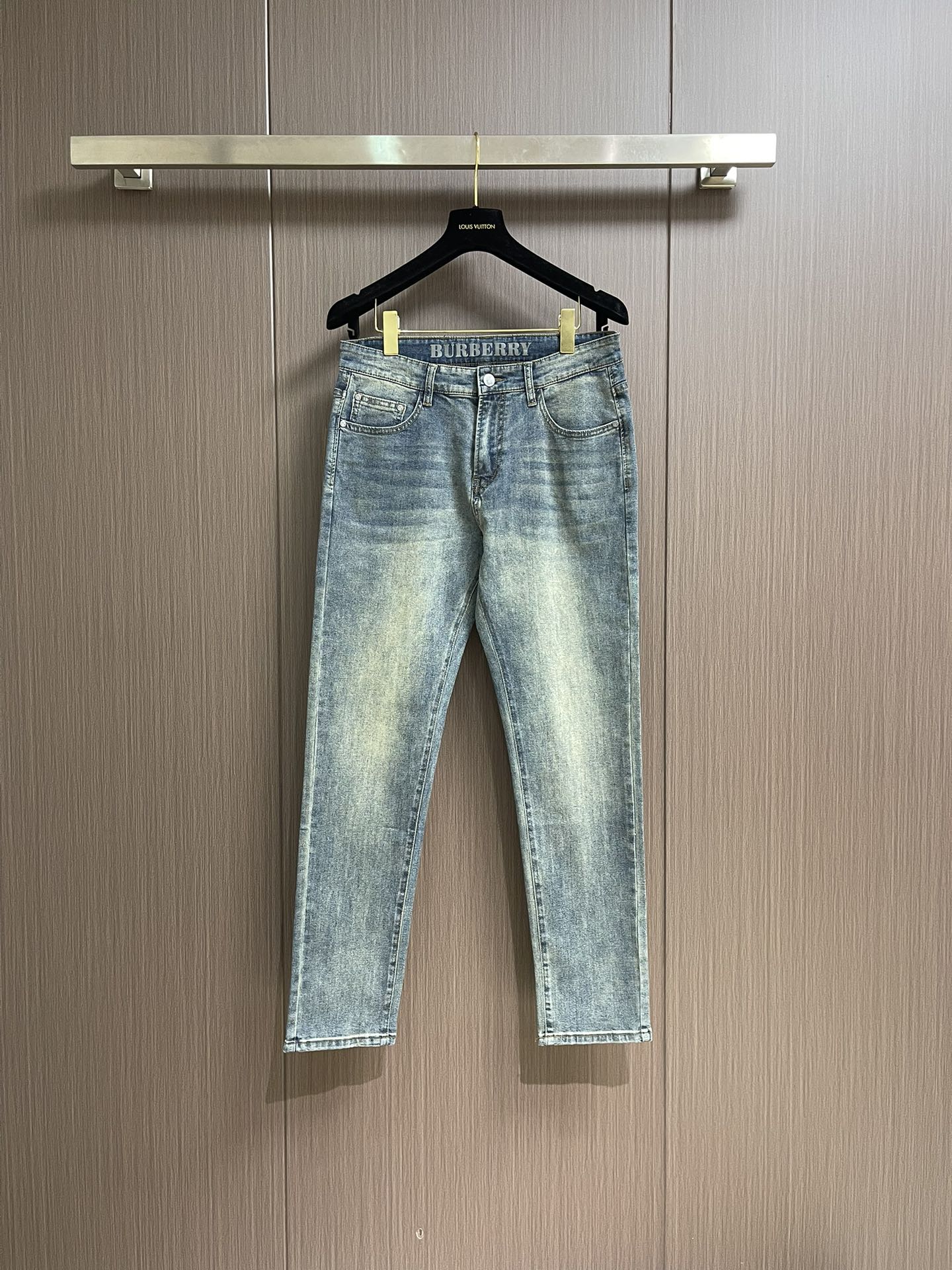 NO:149675,Burberry War Horse Logo Men's Straight Jeans, 2025SS New Style, one of the essential items for daily casual wear, retro tannin color, low-key and fashionable. Customer-supplied denim cotton fabric made of custom-woven denim cotton, using Xinjiang long velvet cotton, with a strong inner feel, classic denim thick yarn twill cloth, tight texture, extreme skin-friendly, good moisture absorption and breathability, comfortable to wear, very neat and simple style design, straight-fitting style cut, war horse logo print in the back pocket, classic leather label nameplate design with trousers waist, and a clear sense of class at a glance. Size 29-40 None 35 37 39,,burberry,jeans,alexander wang19860909Burberry 战马徽标男士直筒牛仔裤,2025SS新款,日常休闲穿搭必备的单品之一,复古丹宁色,低调时髦.客供定织牛仔棉布制作,采用新疆的长绒棉,肌里感强烈,经典牛仔粗支纱斜纹布面,质地紧密,极致的亲肤感,吸湿透气性好,穿着舒适,款式设计十分俐落简洁,直筒版型裁剪,后袋的战马徽标印花,裤腰经典不变的皮牌铭牌设计,档次感一目了然.尺码29-40 无35 37 39,,burberry,jeans,alexander wang,Men's clothing