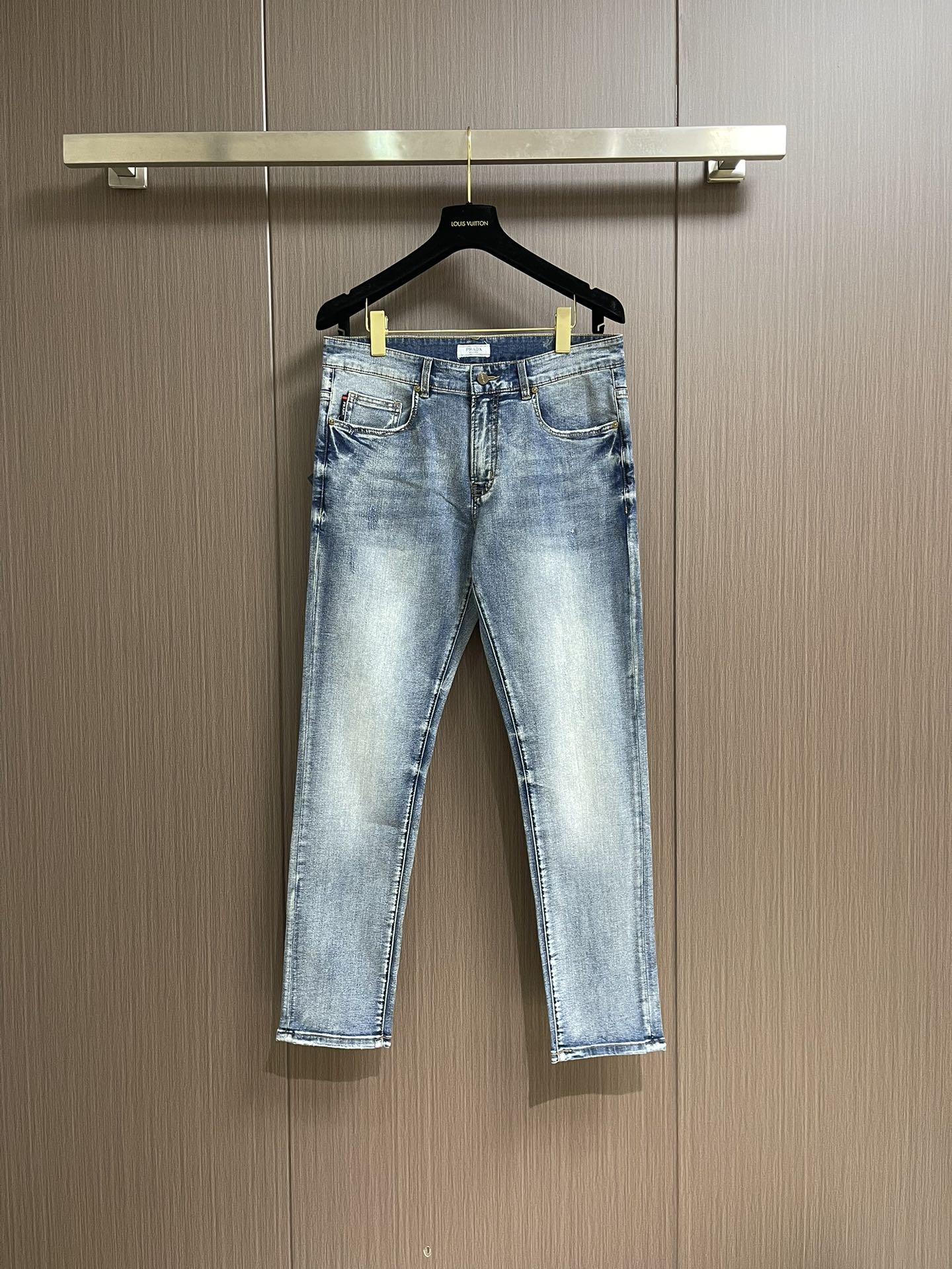 NO:149683,Prada 2025SS early spring new men's rear bag embossed logo jeans, classic, comfortable and versatile basic commuter jeans, it will be very handsome no matter how you match it. It uses pure cotton denim, slightly elastic, soft and comfortable, and does not have the feeling of tightness and discomfort when worn. The effect of washing the pants is even more wonderful. This washing effect requires multiple weights to achieve. Hardware accessories are also high-end, and it is also a piece full of gorgeous style and details that can demonstrate the quality of the big brand. Super versatile and basic style is one of them!  Size 29-40 None 35 37 39,,prada,jeans,alexander wang19860909Prada 2025SS早春新款男士后袋压花Logo牛仔裤,经典舒适百搭基础通勤牛仔裤款 怎么搭配都会很帅气 采用纯棉牛仔布 微弹柔软舒适 穿起来完全没有那种紧绷不舒服感受 裤子水洗的效果更是绝妙 这样的水洗效果是要经过多重才能达到 五金配件也是高配,更是一件充满了华丽气派、细节都能彰显大牌的品质感.超百搭基本款人手一条！尺码29-40 无35 37 39,,prada,jeans,alexander wang,Men's clothing