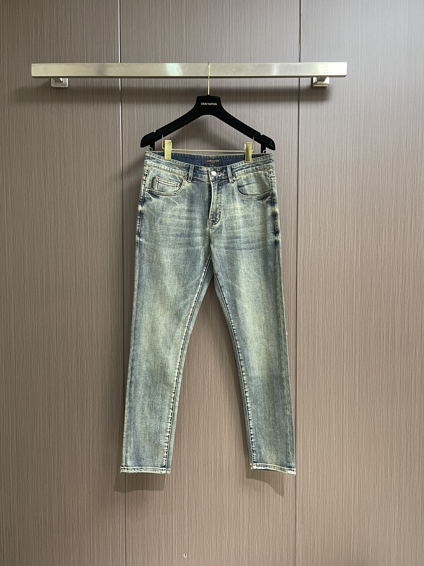 NO:149624,LV 2025SS new rear bag logo embroidered jeans, foreign trade order. Original hardware accessories, fine workmanship details, fermentation grinding and rinsing water process, selected high-quality Danny denim fabric. Size 29-40 None 35 37 39,,louis vuitton,jeans,alexander wang19860909LV 2025SS新款后袋标识刺绣牛仔裤,外贸定单.原版五金辅料,做工细节车线相当好,酵磨漂洗水工艺,精选优质丹尼牛仔布面料.尺码29-40 无35 37 39,,louis vuitton,jeans,alexander wang,Men's clothing