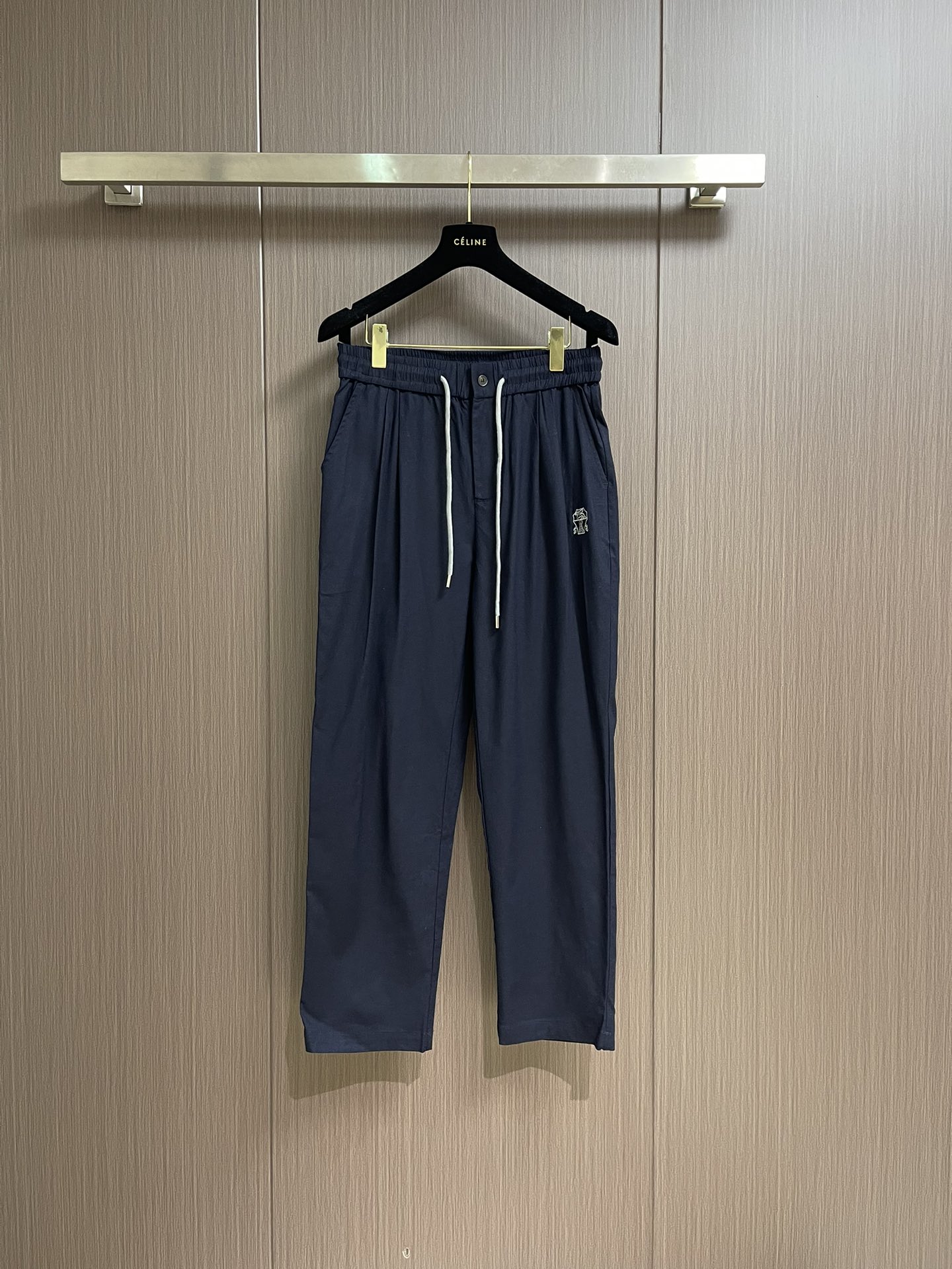 NO:149641,BC  2025ss Spring and Summer Clean Version Cotton and Line, Men's Casual Breathable Stretch Fashion Fashion Casual Trousers and Trousers, Cotton and Line Worn-spun Breathable Fabric, among which ramie from natural plant fibers is the best quality among all plant fibers. After industrial treatment, ramie is as white as jade, with excellent luster and high color firmness. In addition, the texture is lighter than cotton, excellent breathability, moisture absorption and heat dissipation and other fabric characteristics make the linen have a special cool feeling behind the body. Simple, comfortable and not complicated, neat and stylish, which is the style dominated by this cotton and linen trousers. Special selection  The fabric has the unique luster and texture of plant fibers. In addition to being comfortable and advanced, it also has its own casual and lazy attributes, giving people a calm and refined sense of luxury. The streamlined straight-piece style is comfortable and crisp. The classic oblique insertion bags on both sides inject fresh blood into it with a slightly modified cutting method, becoming restrained, low-key and individual, with neat and full three-dimensional stitching, presenting a dual enjoyment of vision and touch. This pants really break through the conventional ideas of the past and design a different structural geometric aesthetic. Size M-3XL, alexander  wang19860909BC 2025ss春夏净版棉麻男士休闲透气弹力时尚休闲西裤长裤,棉麻精纺的透气性面料,其中取自天然植物纤维的苎麻,是所有植物纤维中品质最好的,经过工业处理之后的苎麻洁白如玉,光泽优秀,固色度也非常高.此外质地比棉更轻、绝佳的透气性、吸湿散热等面料特性,让麻织品上身后具有特别的凉爽感.简约舒适不复杂,利落有型显奢华,正是这条棉麻长裤所主导的风格.特别精选的面料具有植物纤维特有的光泽感跟质地,除了舒服高级之外,还自带随性慵懒属性,给人一种沉静脱俗的高级感.精简利落的直筒版型舒适挺括,两侧经典的斜插袋以略微修改的裁剪方式为其注入新鲜血液,变得内敛低调又个性,针脚工整、饱满立体,呈现出视觉与触觉的双重享受.这款裤子真的突破以往的常规思路,设计出不一样的结构性几何美学.尺码M-3XL,,alexander wang,Men's clothing