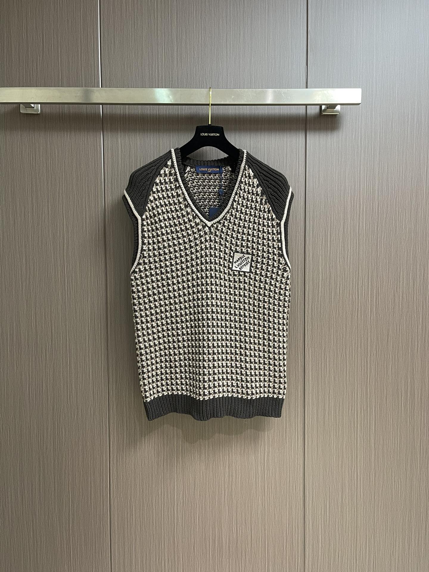 NO:422252,LV SS jacquard cotton knitted vest, the fabric is made of customized Yunyi light cotton yarn blend, and is made of German fine three-knit king. It is imported embroidery machine. The overall thread is straight and delicate, the fabric is comfortable and soft, and the color is consistent and no color difference. It can be matched with the same style to create a fashionable look, and control various occasions. Customized auxiliary materials are complete, and the same style for men and women!  Size S-XL, louis vuitton,alexander wang19860909LV SS提花棉质针织背心,面料采用定制云逸轻棉纱混纺,采用德系精艺三针织王,进口刺绣机器,整体走线平直细腻,面料舒适柔软,颜色一致无色差 能与同款搭配营造时尚造型,驾驭各种场合,定制辅料,三标齐全,男女同款！尺码S-XL,,louis vuitton,alexander wang,Men's clothing