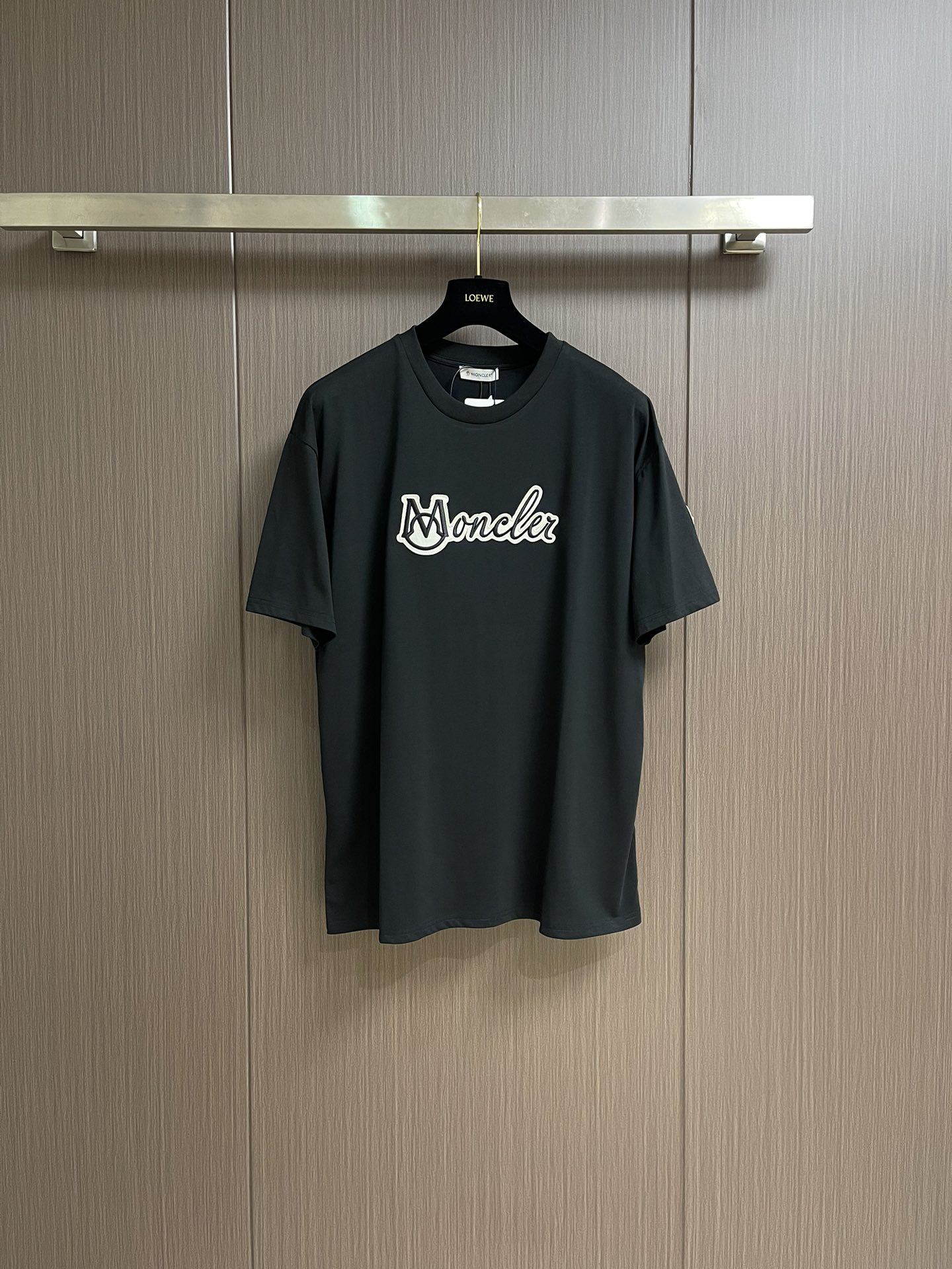 NO:152670,MONCLER logo patch short-sleeved T-shirt, the fabric is made of Xinjiang long velvet cotton 32 double-strand fabric 240 grams of double yarn, and is embroidered with Bailingda embroidery machine. The overall thread is straight and delicate, the fabric is comfortable and soft, and the color is consistent and no color difference. It can be matched with the same style to create a fashionable look, control various occasions, customize auxiliary materials, complete three standards, the same style for men and women!  Size S-M-L, christian louboutin, T-shirt,tees, t-shirt,alexander wang19860909MONCLER 标志贴布短袖T恤,面料采用新疆长绒棉32支双股面料240克双纱 采用百灵达刺绣机作业章仔绣花.整体走线平直细腻,面料舒适柔软,颜色一致无色差 能与同款搭配营造时尚造型,驾驭各种场合,定制辅料,三标齐全,男女同款！尺码S-M-L,,christian louboutin,T-shirt,tees，t-shirt,alexander wang,Men's clothing