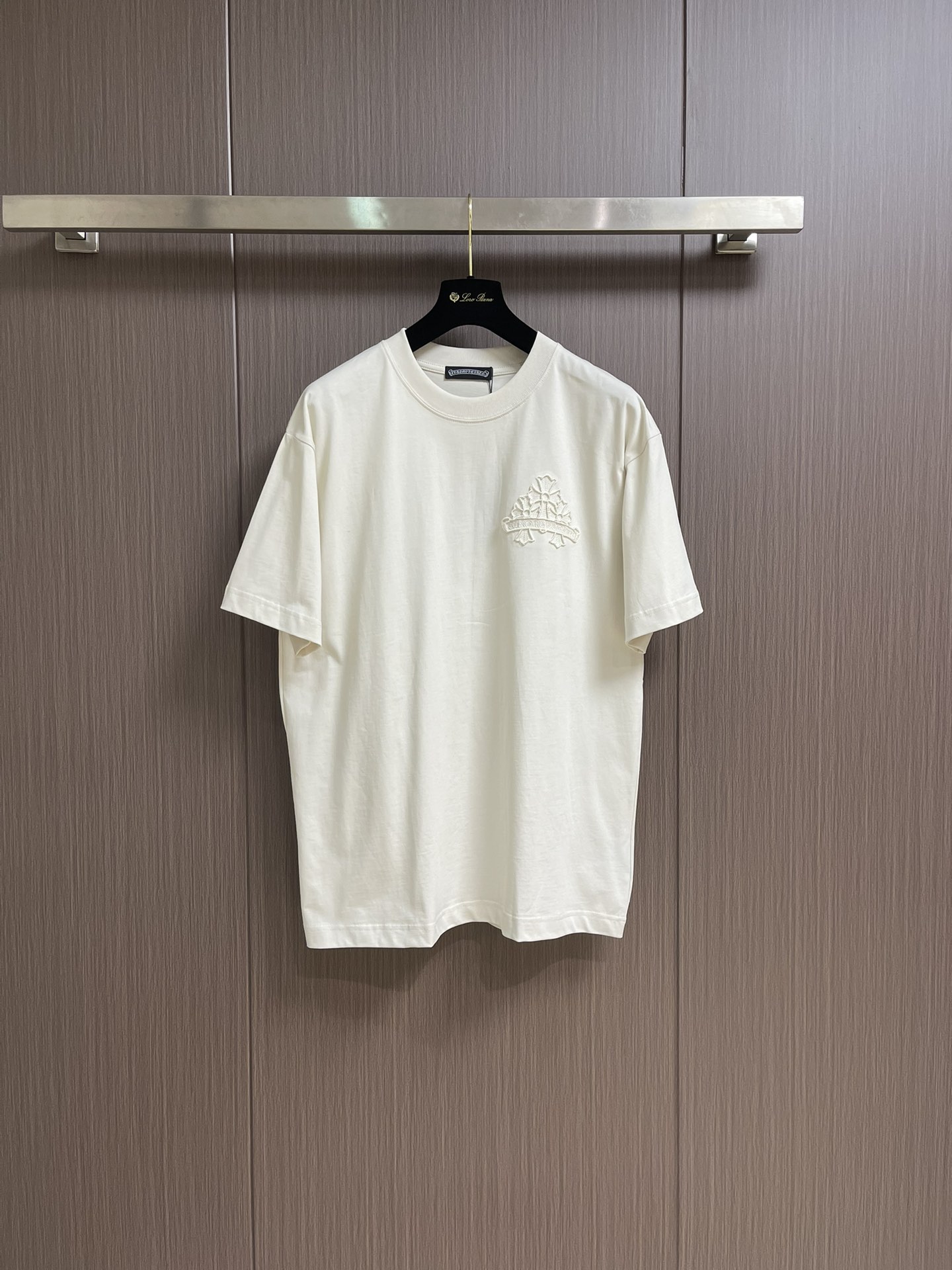 NO:152741,CH Crowxin 2025FW spring and summer new round neck T-shirt, made of heavy 320G double yarn combed cotton material, with a strong three-dimensional feeling on the upper body, and adopts half-body chain ten thousand needle embroidery series!  Washing method The fabric is only allowed to dry cleaning or wash bags with cold water on the reverse side. Quick machine washing and drying, and then ironing in medium temperature!  Avoid wringing and machine washing on the front!  Size S-XXL, chrome hearts,tees, t-shirt,alexander wang19860909CH克罗心 2025FW春夏新款圆领T恤,采用重磅320G双纱精梳棉材质 上身立体感强 采用半身锁链万针刺绣系列工艺！洗涤方式面料仅限干洗或洗衣袋包裹反面冷水快速机洗晾干后中温熨烫！忌大力拧干及正面机洗！尺码S-XXL,,chrome hearts,tees，t-shirt,alexander wang,Men's clothing