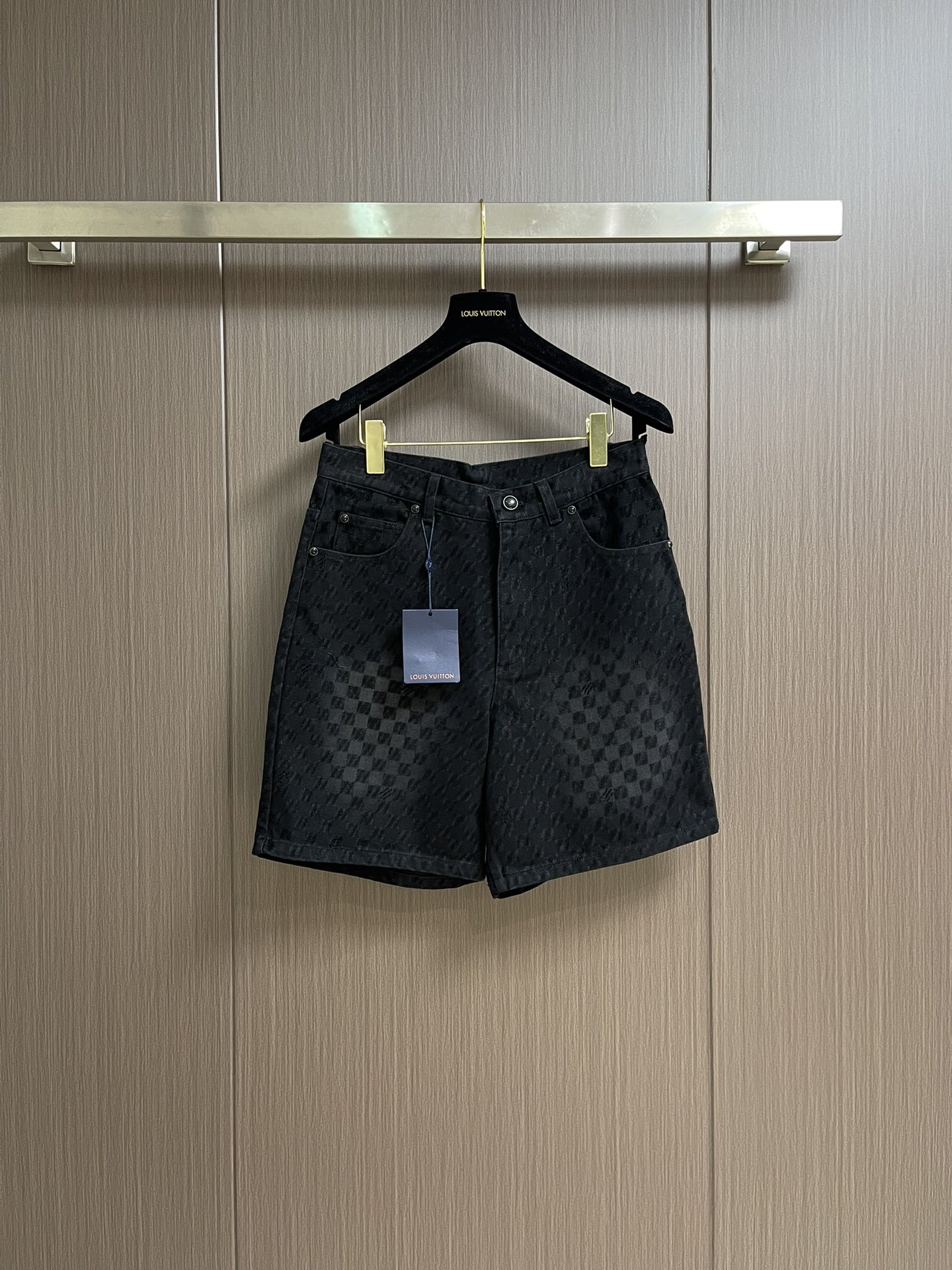 NO:152680,LV 2025ss new wide-leg denim shorts, washed retro tannin with different shades of Damier flocking pattern, and then incorporate the Marque L.Vuitton Deposee logo into it. The pearlescent closure and rivet finishing details can be combined with the same jacket. Size S-XL 29-30-31-32,,louis vuitton, shorts, jackets & coats,alexander wang19860909LV 2025ss新款阔腿牛仔短裤,水洗复古丹宁布铺陈深浅不一的 Damier 植绒图案,再将 Marque L.Vuitton Deposee 标识融入其间.珠光扣襟和铆钉点睛细节,可与同款夹克共筑闲雅造型.尺码S-XL 29-30-31-32,,louis vuitton,shorts,jackets & coats,alexander wang,Men's clothing