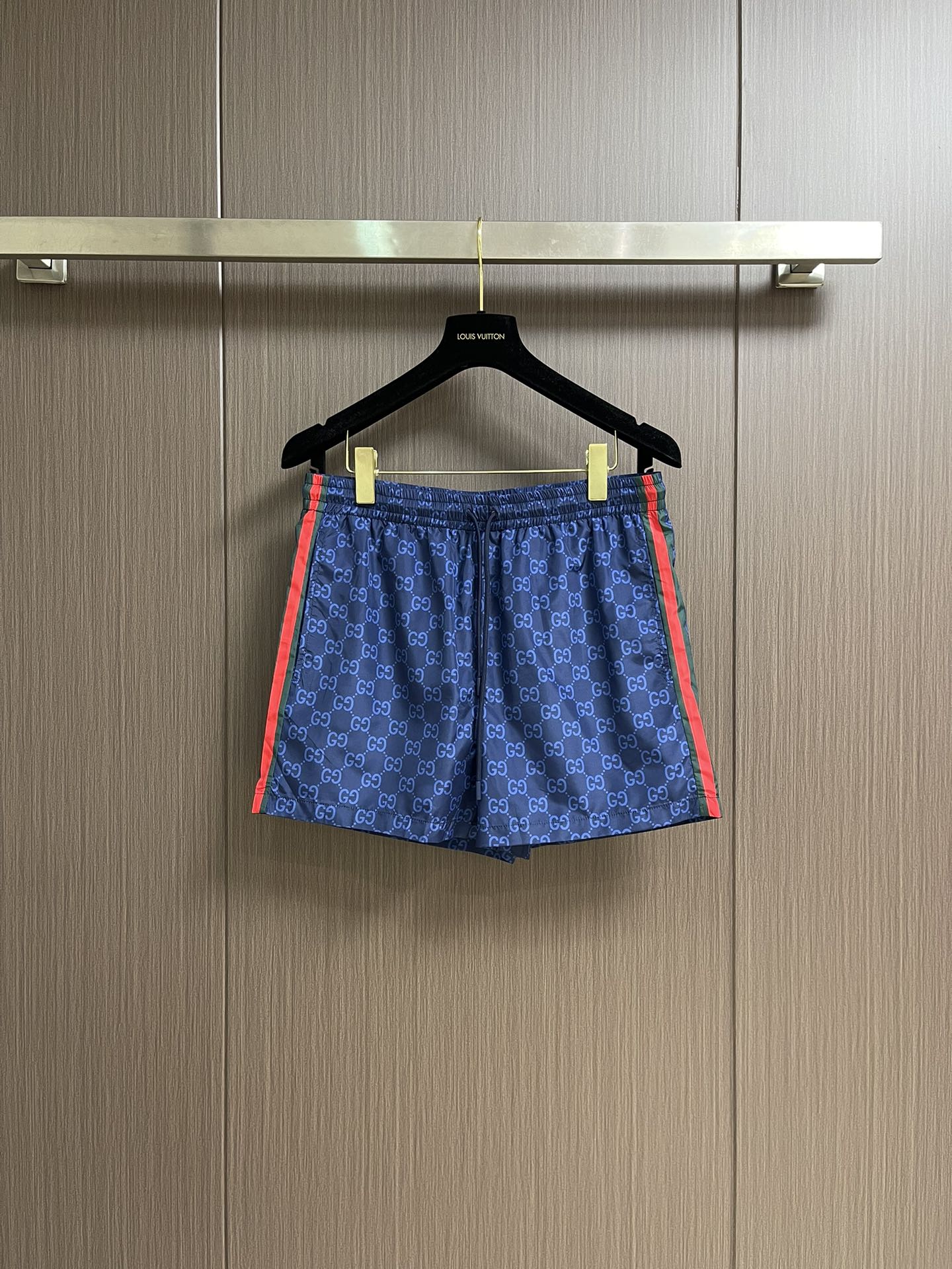 NO:152675,GUCCI 2025SS early autumn new woven sports beach shorts, with interlocking logo patterns on the body, letter logo prints, classic contrasting webbing on the side, elastic elastic waist circumference, drawstring details in the same color, easy to carry with storage bag, oblique socket pocket design. Size S-XL, gucci, shorts, alexander wang19860909GUCCI 2025SS早秋新款梭织运动沙滩短裤,满身互扣logo图案,字母logo印花,侧边经典撞色织带,弹力松紧带腰围,同色系抽绳细节,搭配收纳袋方便携带,斜插口袋设计.尺码S-XL,,gucci,shorts,alexander wang,Men's clothing