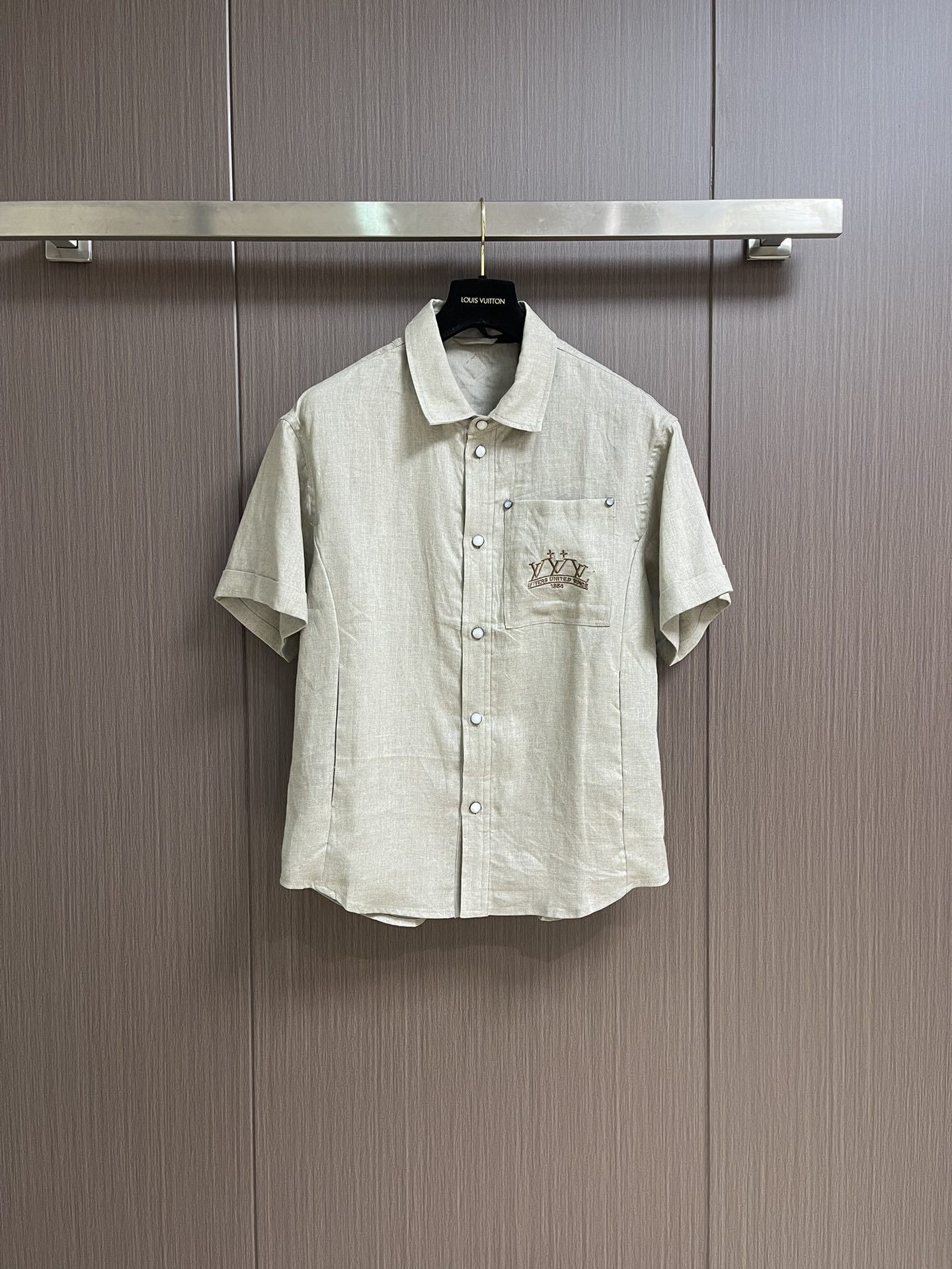 NO:152690,Tops, shorts, LV 2025SS summer new short-sleeved shirt and shorts set, customized tensil linen, soft and light fabric, super comfortable upper body, auxiliary hardware is all customized original accessories, high-end and atmospheric must-have this summer. Size 48-56,,louis vuitton, shorts,shirts,T-shirt,alexander wang19860909上衣 短裤 LV 2025SS夏季新款短袖衬衫短裤套装,定制的天丝麻料,面料柔软轻盈,上身超级舒服,辅料五金全是定制原版配件,高端大气今年夏天必备的一款.尺码48-56,,louis vuitton,shorts,shirts,T-shirt,alexander wang,Men's clothing