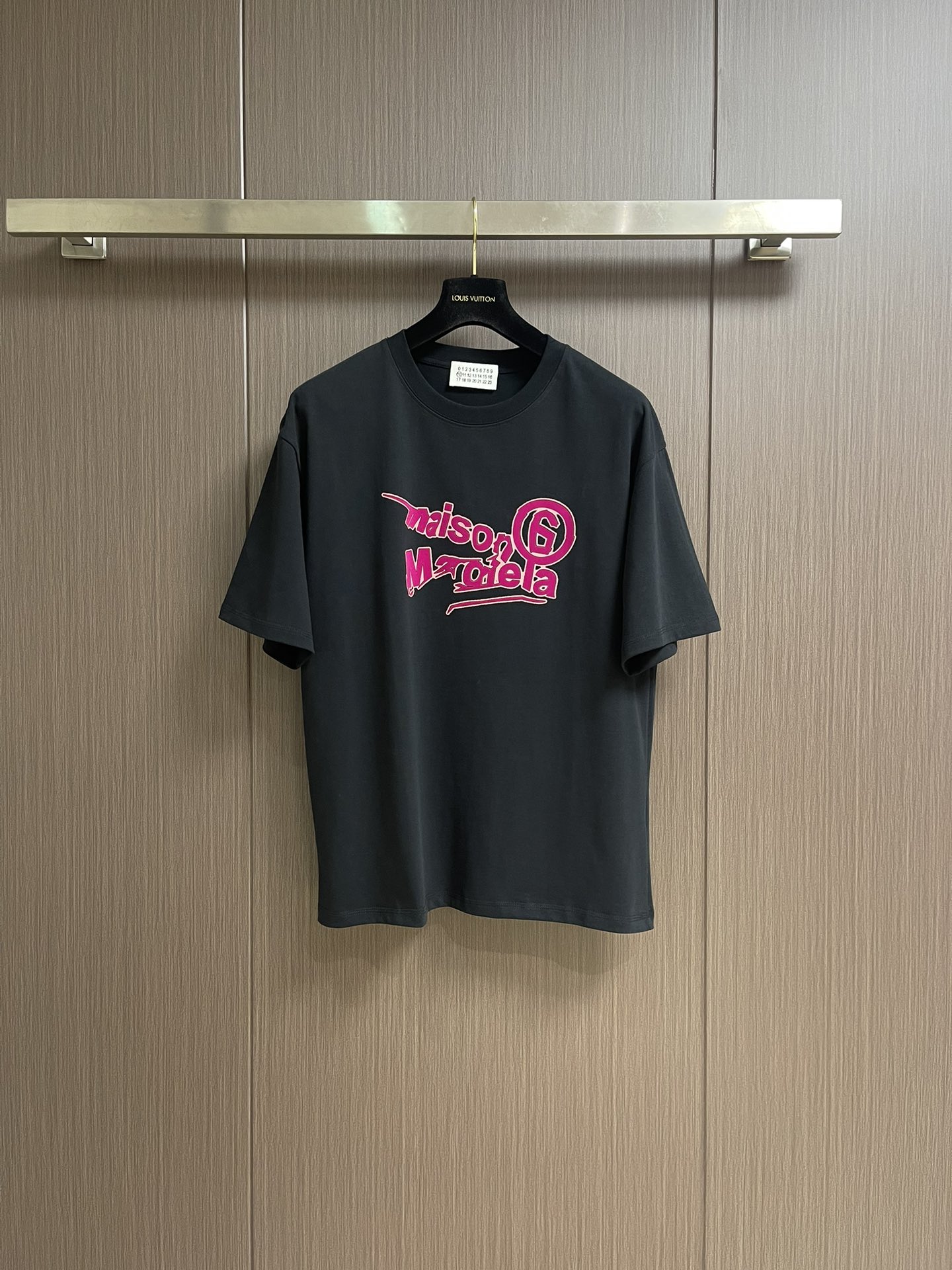 NO:152660,maison magiel MM6 2025SS spring and summer new short-sleeved T-shirt, customized exclusive wash-water pure cotton fabric, chest printed logo design!  Simple and generous, calm and versatile, extremely high-end, perfectly integrated with fashion and style, a top fashionable style that perfectly suits the outside wear!  The overall feeling is natural!  The ultimate classic and versatile style, customized original cotton fabric!  The ultimate perfection of heavy industry. Size S-XXL,,masion margiela,masion margiela,T-shirt,tees,t-shirt,alexander wang19860909maison margiel MM6 马吉拉 2025SS春夏新款短袖T恤,定制专属洗水纯棉面料,胸前印花logo设计！简约大方,从容百搭,档次极高,完美融入时尚还有风情感一款完美符合外穿的顶尖时髦气质款！整体给人浑然天成的感觉！极致经典的百搭型,定制原版纯棉面料！极致的重工极致的完美 .尺码S-XXL,,masion margiela,masion margiela,T-shirt,tees，t-shirt,alexander wang,Men's clothing