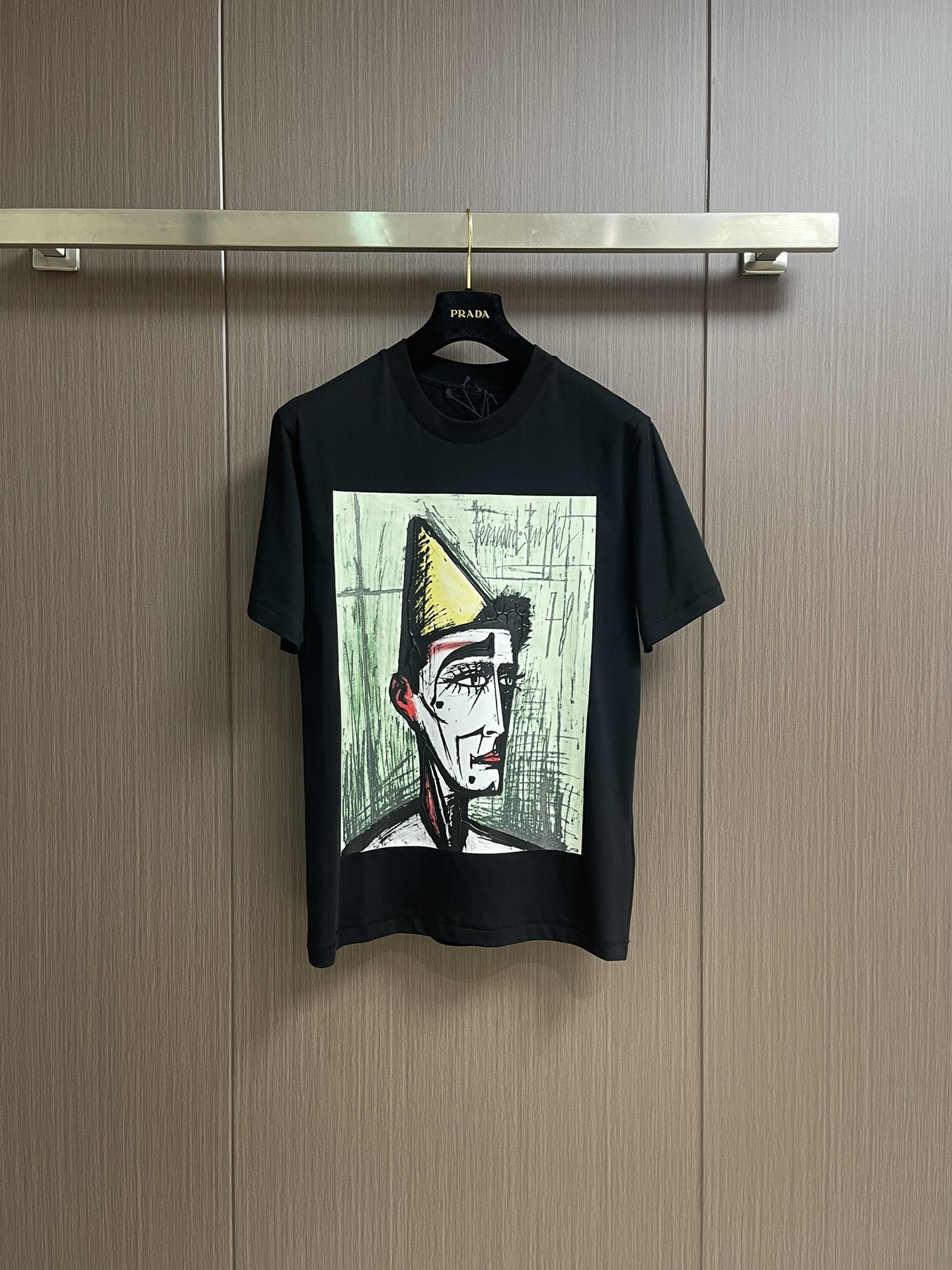 NO:437489,Prada 2025SS new French art micro-spray oil painting graffiti clown circus figure painting round neck short-sleeved T-shirt!  Soft and comfortable fabric, same style for men and women, a must-have match when going out. Size M-3XL M-size clothes 68cm long, shoulder width 47cm bust 110cm L-size clothes 70cm shoulder width 48cm bust 112cm XL-size clothes 72cm shoulder width 49cm bust 114cm XXL-size clothes 74cm shoulder width 50cm bust 116cm XXXL-size clothes 76cm shoulder width 51cm bust 118cm,,prada,T-shirt,tees,t-shirt,alexander wang19860909Prada 2025SS新款法国艺术微喷油画涂鸦小丑马戏团人物画圆领短袖T恤！面料柔软舒适 男女同款 出街潮流必备搭配.尺码M-3XL M码衣长68cm 肩宽47cm 胸围110cm L码衣长70cm 肩宽48cm 胸围112cm XL码衣长72cm 肩宽49cm 胸围114cm XXL码衣长74cm 肩宽50cm 胸围116cm XXXL码衣长76cm 肩宽51cm 胸围118cm,,prada,T-shirt,tees，t-shirt,alexander wang,Men's clothing
