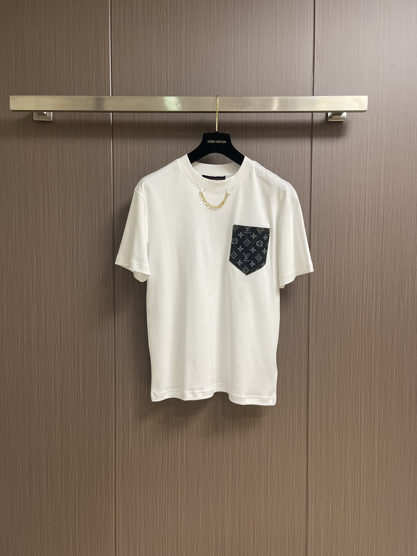 NO:152667,LV 2025fw summer new high-quality grinding cotton round neck short-sleeved T-shirt, old-fashioned denim pocket loose and casual!  Fashionable items that can be worn alone or inside, with classic presbyterian logo embellishments to create a fashionable and simple outfit charm!  This model is made of customized knitted cotton fabrics. The fabric has been polished and has a soft and solid texture. It is breathable, comfortable and soft. The upper body is straight and stylish, and is very suitable for single wear or base matching!  The pocket patch on the chest is decorated with classic presbyterian logos and the presbyterian made with denim craftsmanship has soared in appearance and is eye-catching, echoing the reversal logo tags on the back, highlighting the brand luxury!  Loose straight-tube style cut, not limited by body shape and body shape. Size M-3XL M-size 68cm long shoulder width 47cm bust 110cm L-size 70cm shoulder width 48cm bust 112cm XL-size 72cm shoulder width 49cm bust 114cm XXL-size 74cm shoulder width 50cm bust 116cm XXXL-size 76cm shoulder width 51cm bust 118cm,,louis vuitton,T-shirt,tees,t-shirt,alexander wang19860909LV 2025fw夏季新款优质磨毛棉布圆领短袖T恤,老花牛仔口袋宽松休闲！可以单穿或内搭的时髦单品,经典老花标识点缀,打造时尚简约的穿搭魅力！这款采用客供定制针织纯棉面料制作,面料经过磨毛工艺处理,手感软糯扎实有质感,着身十分透气,舒适柔软,上身笔挺有型,非常适合单穿或打底搭配！胸前口袋贴饰,以经典老花小logo点缀,牛仔工艺制作的老花,颜值感飙升,吸睛惹眼,与后背反转logo标签形成呼应,突显出品牌奢感！宽松直筒版型裁剪,不受身材和体型的限制.尺码M-3XL M码衣长68cm 肩宽47cm 胸围110cm L码衣长70cm 肩宽48cm 胸围112cm XL码衣长72cm 肩宽49cm 胸围114cm XXL码衣长74cm 肩宽50cm 胸围116cm XXXL码衣长76cm 肩宽51cm 胸围118cm,,louis vuitton,T-shirt,tees，t-shirt,alexander wang,Men's clothing