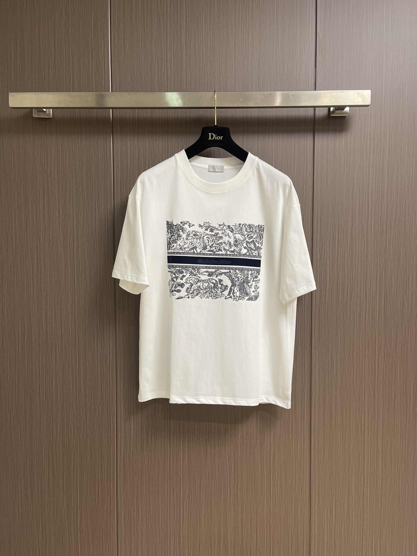 NO:152697,Dior printed short-sleeved T-shirt is woven with 24 special-spun tight cotton yarn. The weaving process requires high requirements and requires advanced looms and high-quality raw materials. It can be matched with the same style to create a fashionable shape, control various occasions, customize auxiliary materials, complete three standards, the same style as men and women!  Size S-XXL, dior, T-shirt,tees, t-shirt,alexander wang19860909Dior 印花短袖T恤,采用24支的特纺紧密棉纱线织造而成,织造工艺要求较高,需要使用先进的织机和高品质的原材料.能与同款搭配营造时尚造型,驾驭各种场合,定制辅料,三标齐全,男女同款！尺码S-XXL,,dior,T-shirt,tees，t-shirt,alexander wang,Men's clothing