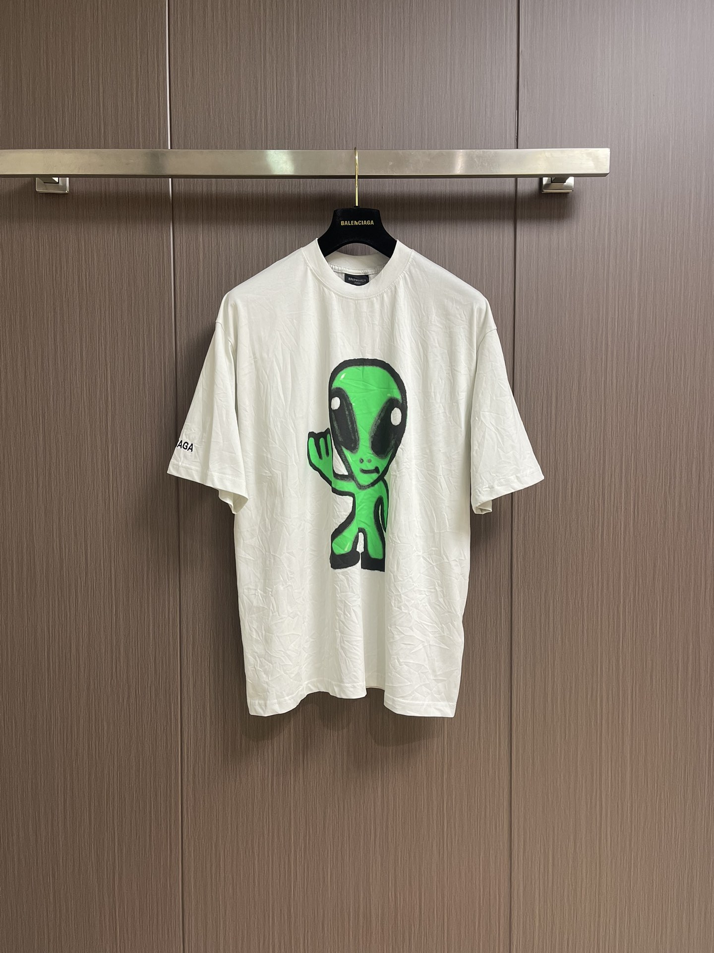 NO:155429,Balenciga Alien pattern round neck short-sleeved T-shirt is made of pure cotton soft fabric, color-dyeing fabric, fluorescent printed cross embroidery, grinding technology, full of trend, fixed-dyeing pure cotton fabric, OS style, complete three standards, same style for men and women. Size XS-L,,balenciaga,balenciaga,T-shirt,tees,t-shirt,alexander wang19860909Balenciga巴黎世家 外星人图案圆领短袖T恤 采用纯棉柔软面料,对色定染面料,采用荧光印花十字母绣花 磨破工艺 潮流感十足,定染纯棉面料,OS版型,三标齐全,男女同款.尺码XS-L,,balenciaga,balenciaga,T-shirt,tees，t-shirt,alexander wang,Men's clothing